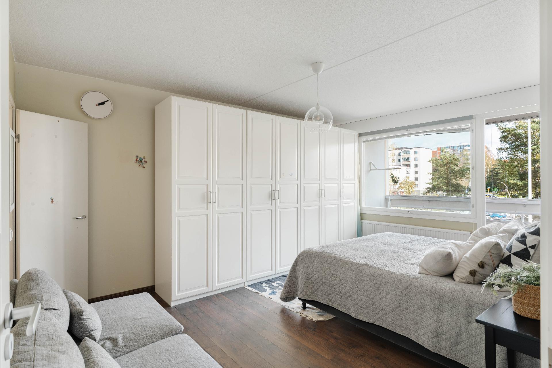 Isoin makuuhuone, jossa paljon säilytystilaa