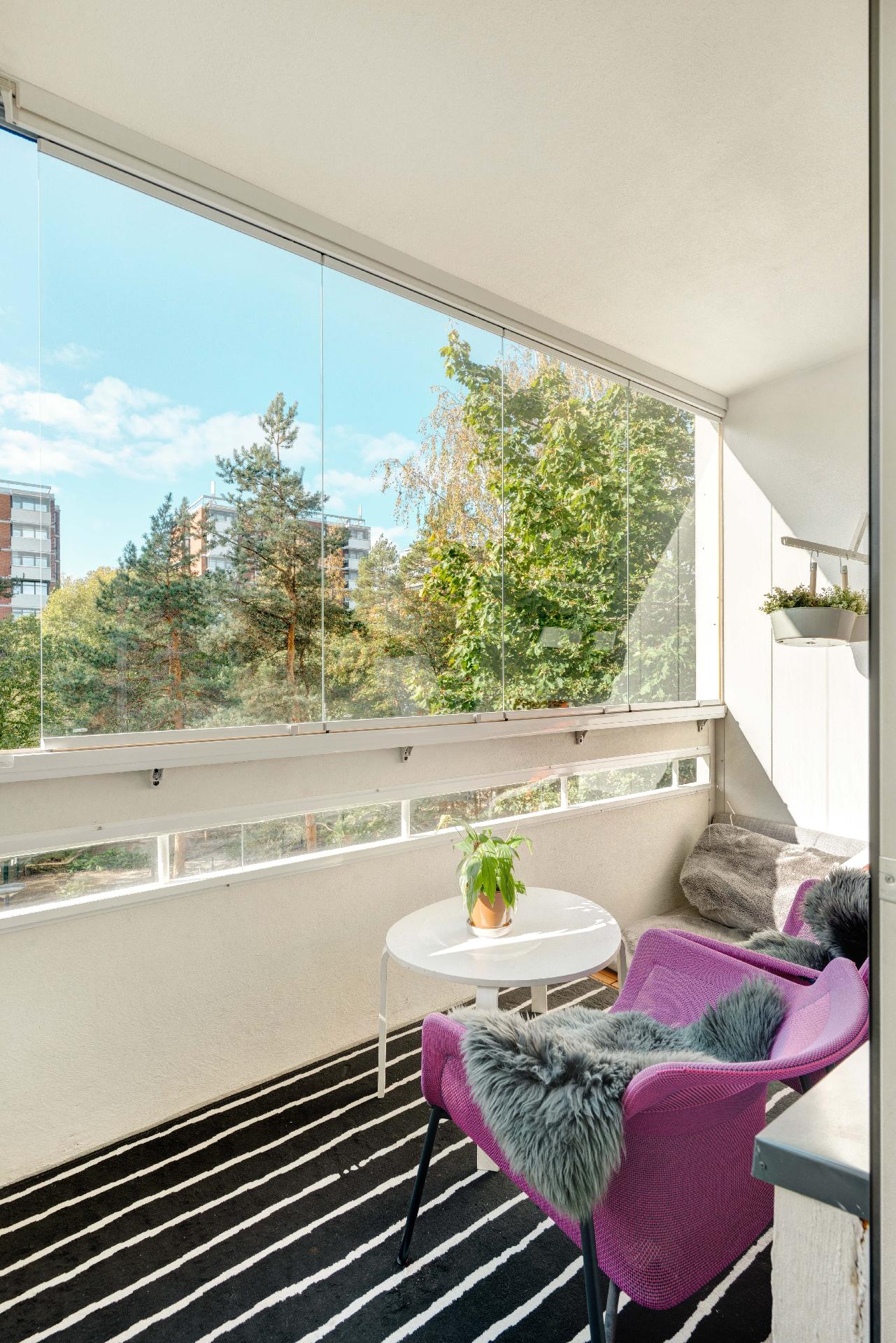 Olohuoneesta on käynti toiselle parvekkeista.