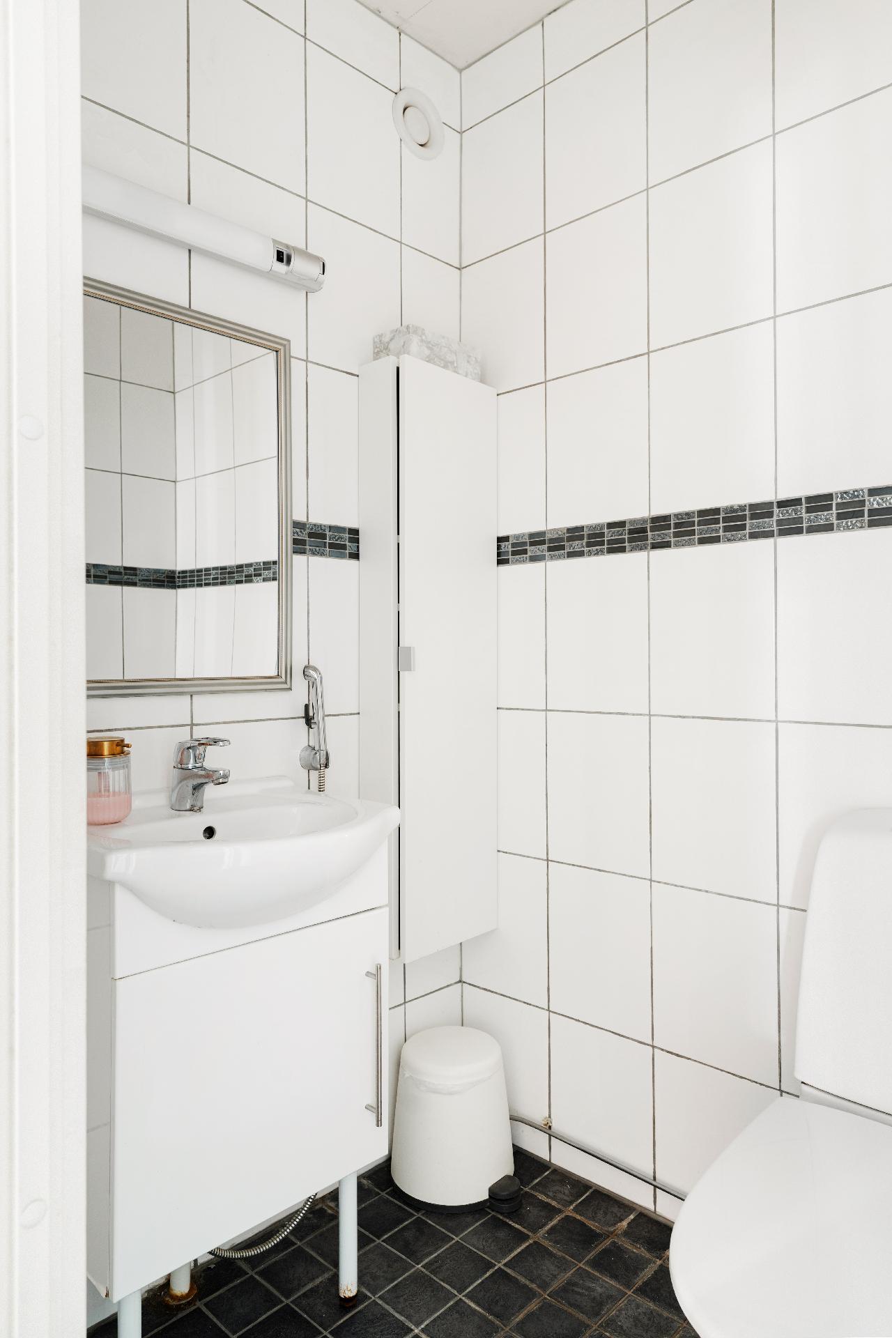 Erillinen wc helpottaa arjessa.