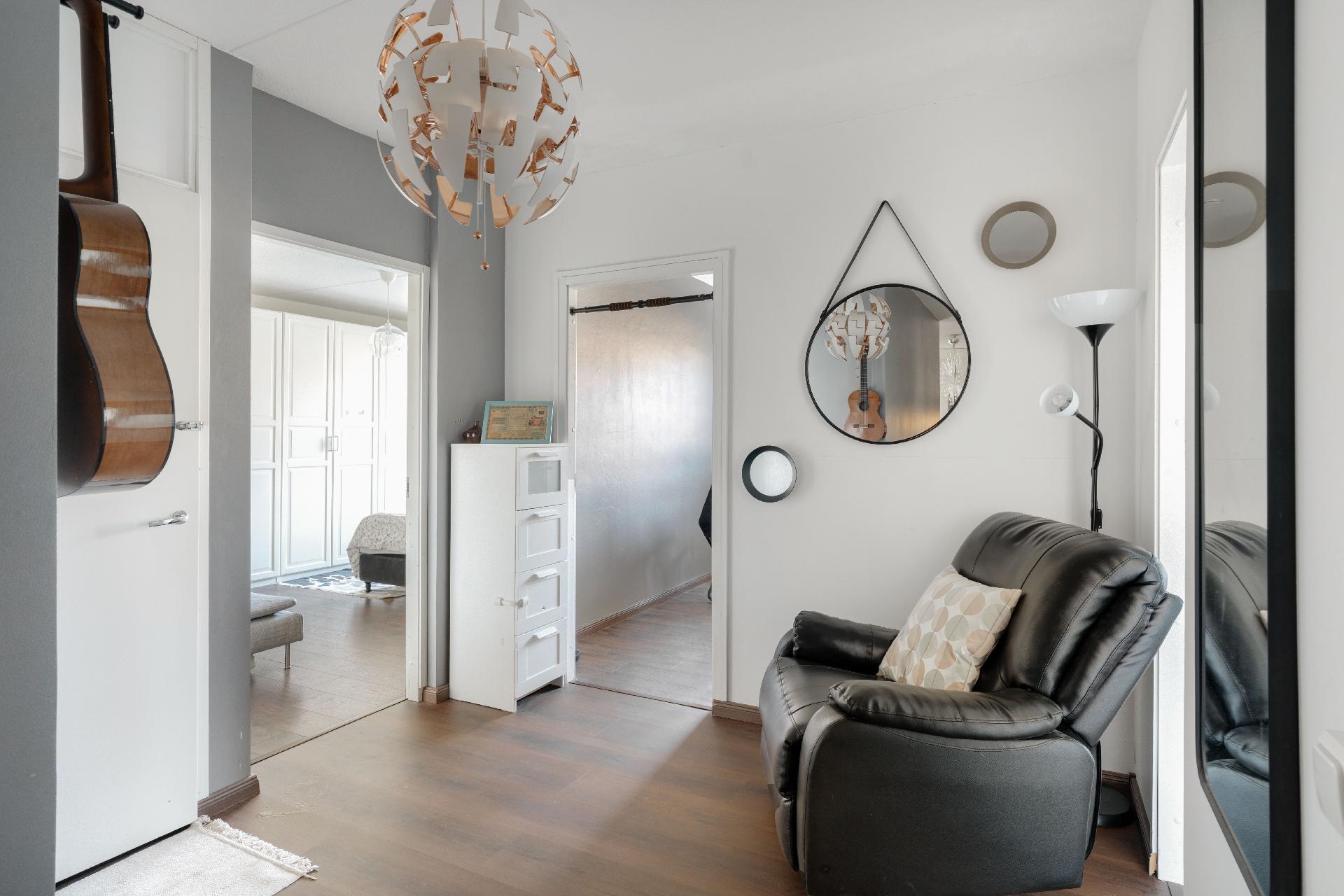 Makuuhuonepuolen aulaa, vasen ovi kph:een.