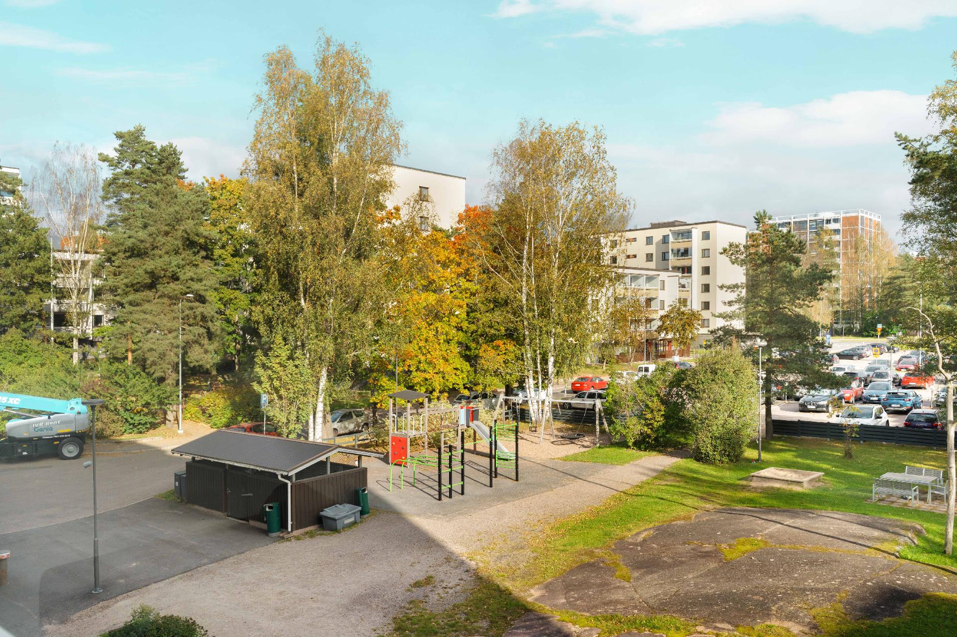 Parkkialue ja sähköauton hidaslataus mahdollisuus.