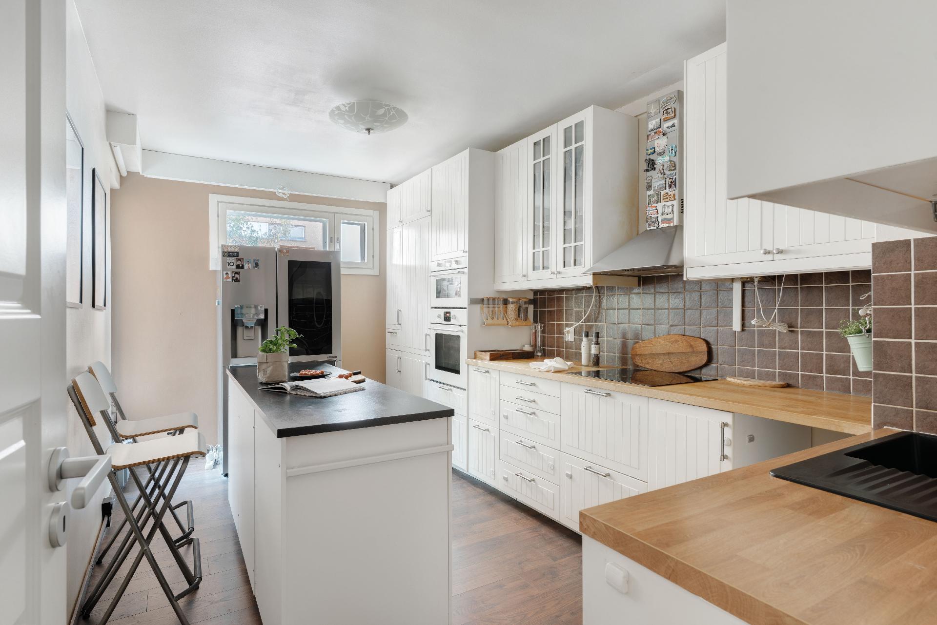 Keittiössä on paljon työ- ja laskutilaa.