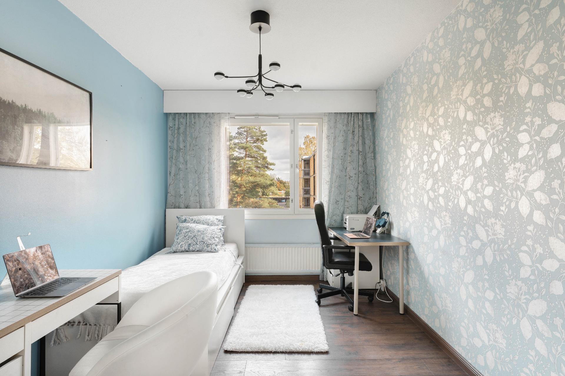 Toinen makuuhuoneista.