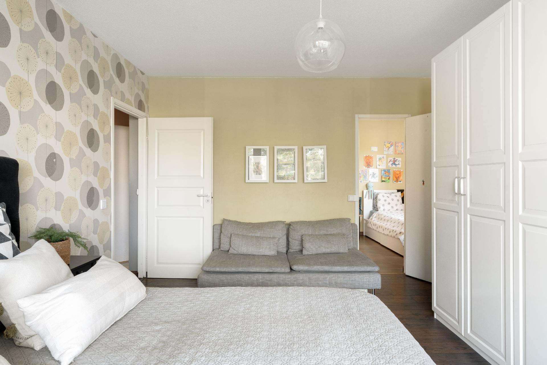 Oikealla vaatehuone, josta on myös käynti kylpyhuoneeseen.