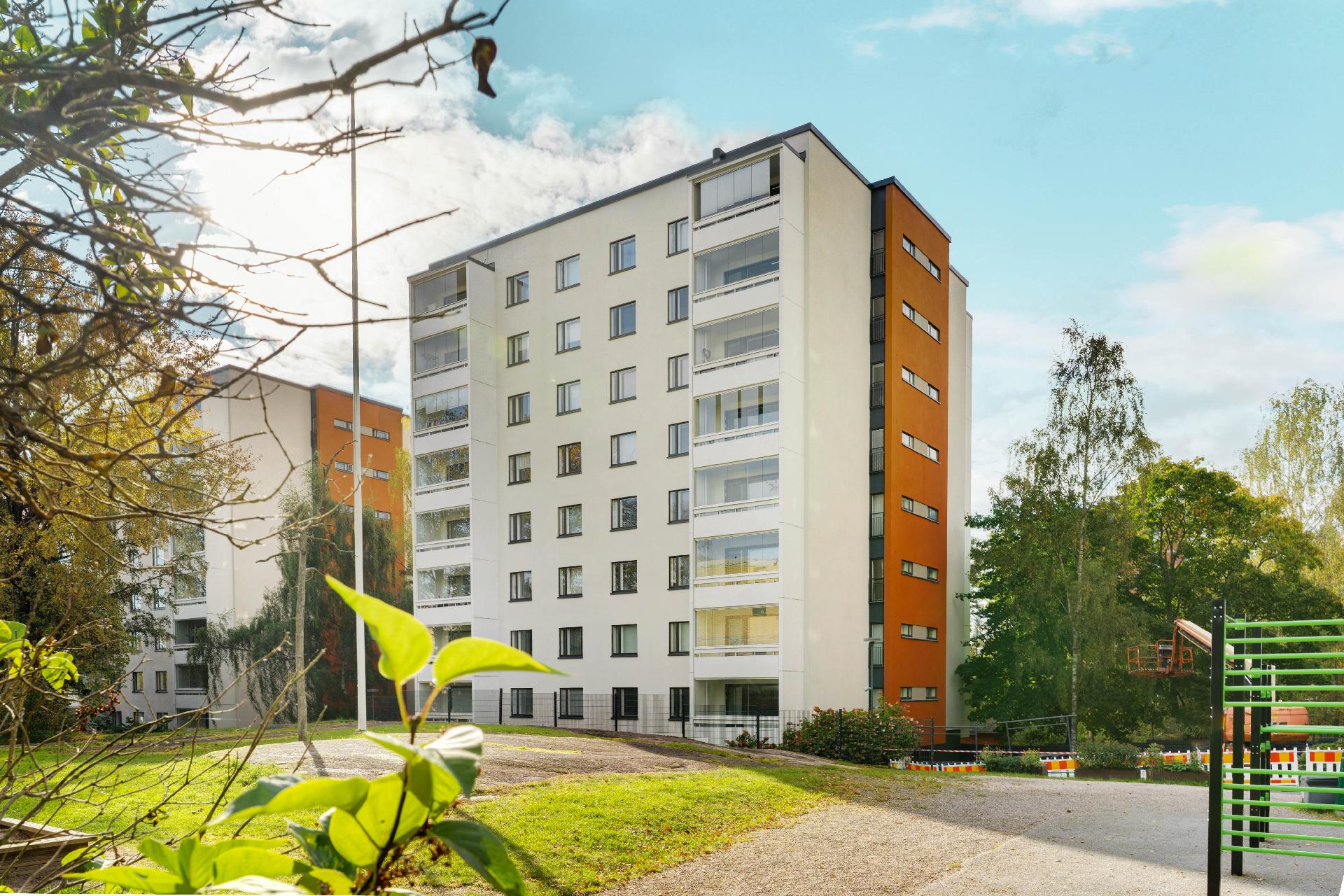 Päätyasunnon tämän puolen parveke on makuuhuoneen yhteydessä.