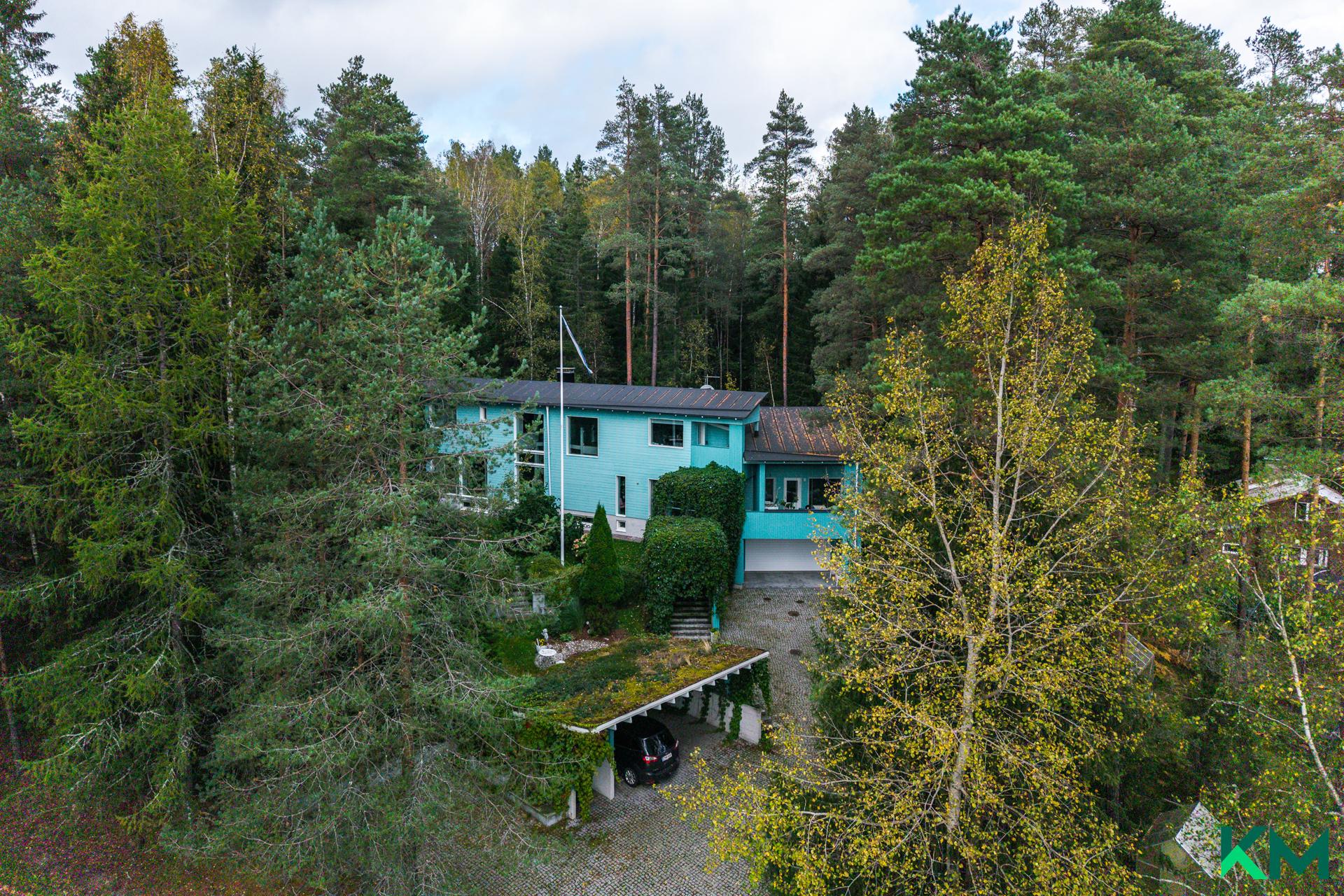 Kahden auton autotallin lisäksi pihalla on kahden auton katos