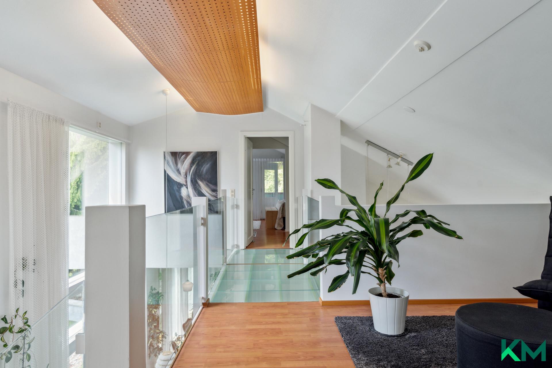 Päämakuuhuoneeseen kuljetaan lasisiltaa pitkin