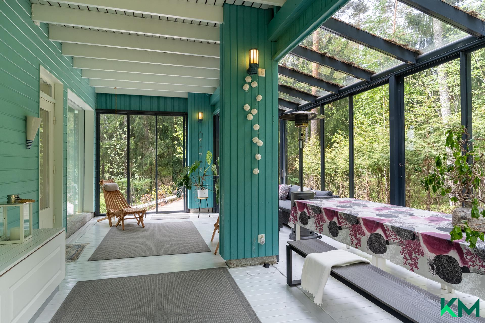 Olohuoneen yhteydessä on iso lasitettu terassi