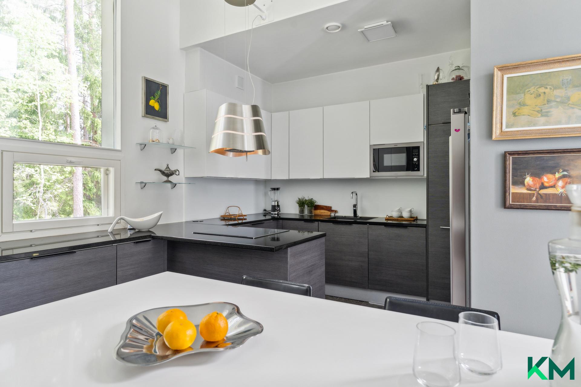 Tyylikäs remontoitu keittiö