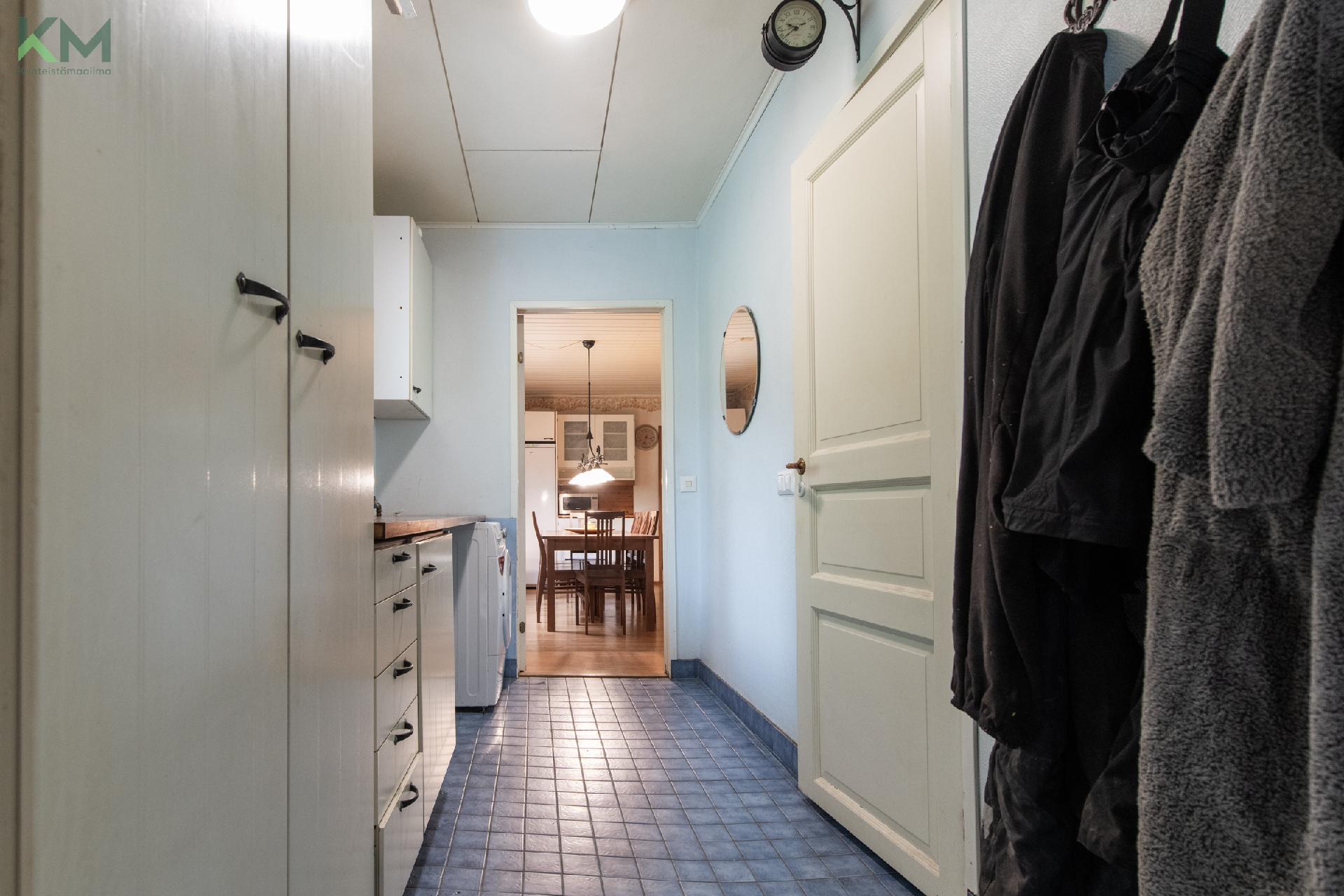 Sisäänkäynti kodinhoitohuoneesta