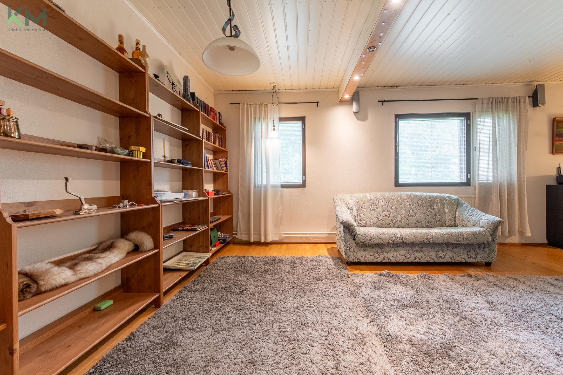 Apukeittiö ja mh yhdistetty isoksi huoneeksi