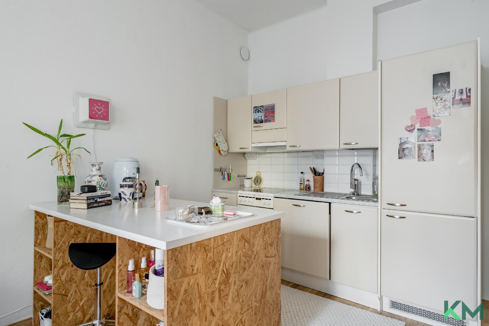 Keittiön yhteydessä saareke 