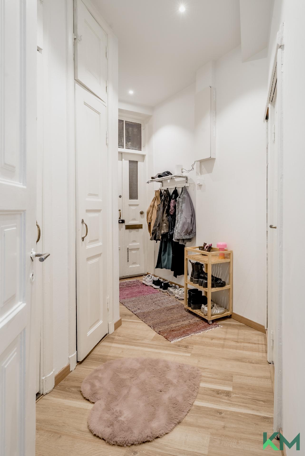 Tilava eteinen säilytyskaappeineen