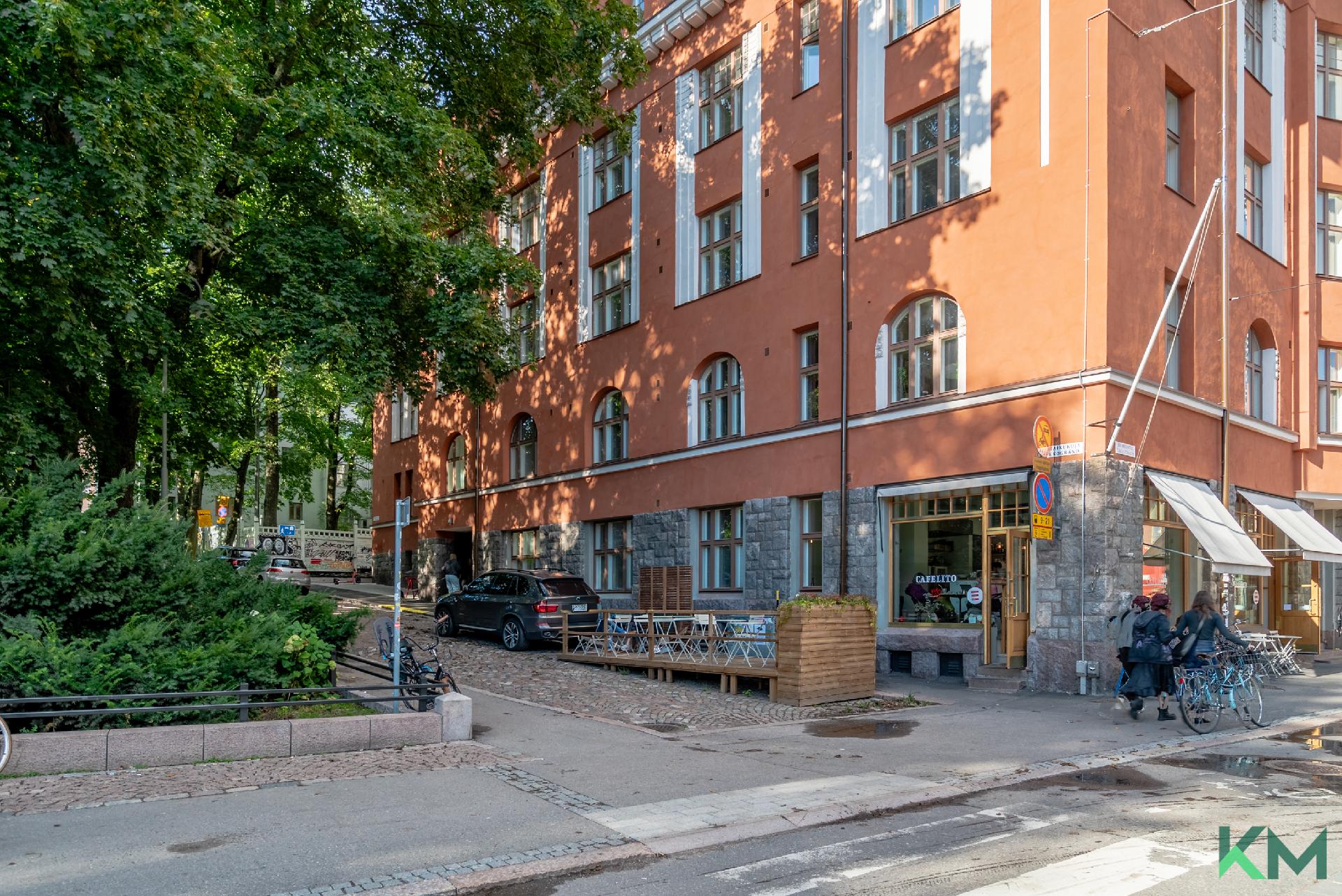 Julkisivu Hämeentien ja Kaikukujan puolelta