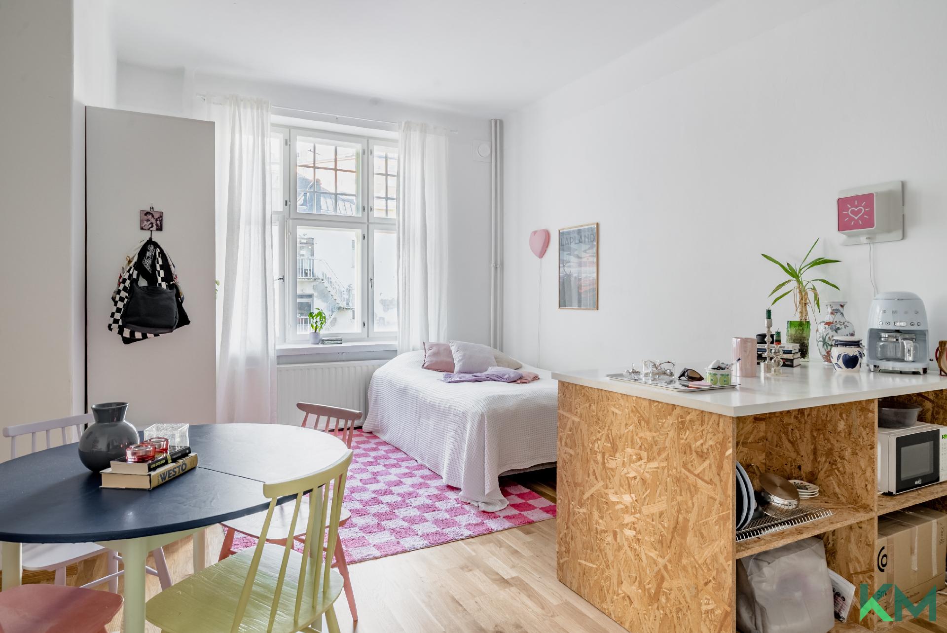 Olohuoneen ovelta näkymää