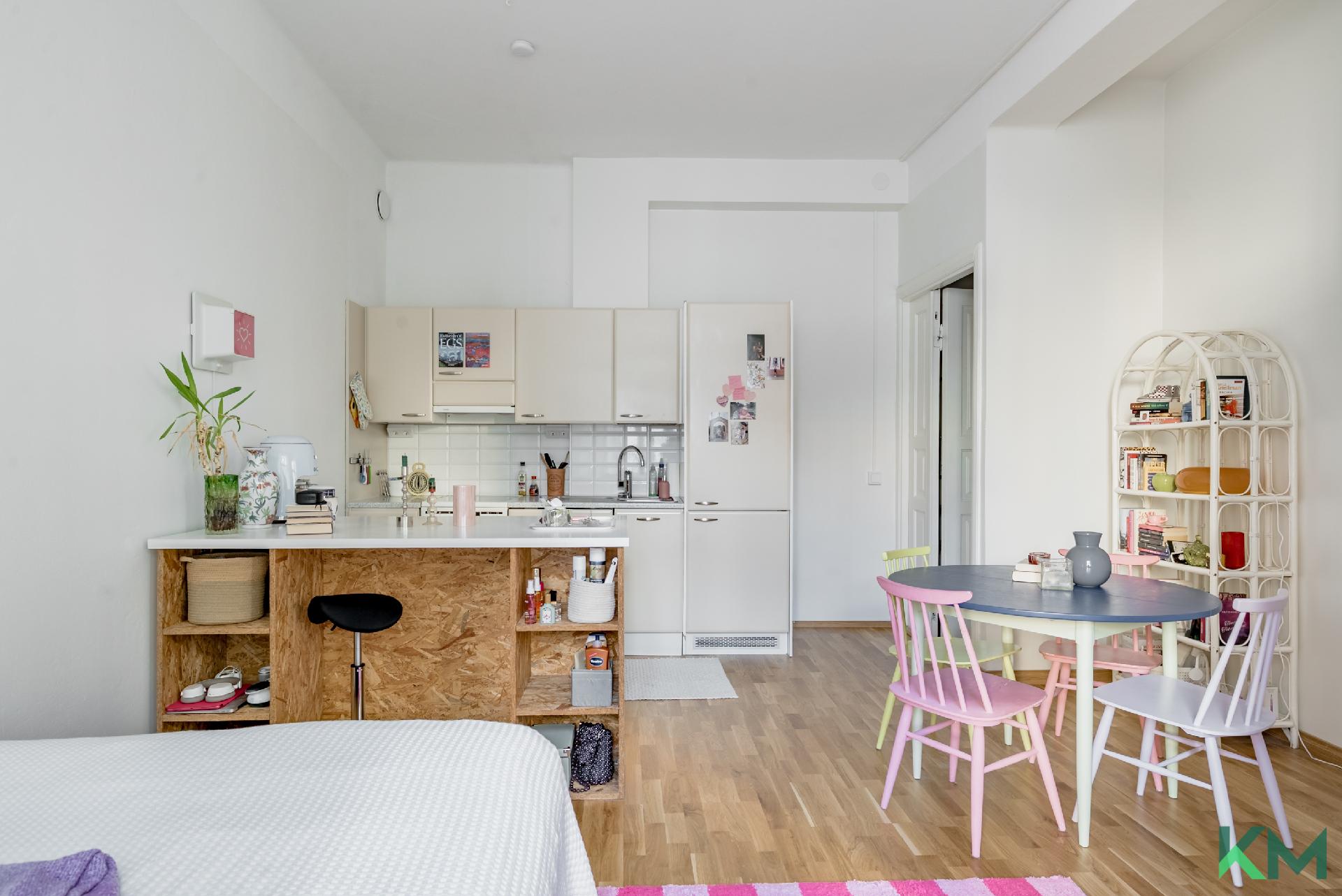 Olohuoneen ikkunoilta keittiön suuntaan