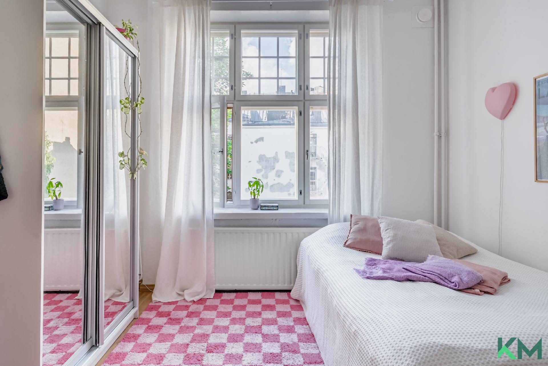 Olohuoneen ikkuna naapuritalon sisäpihan suuntaan