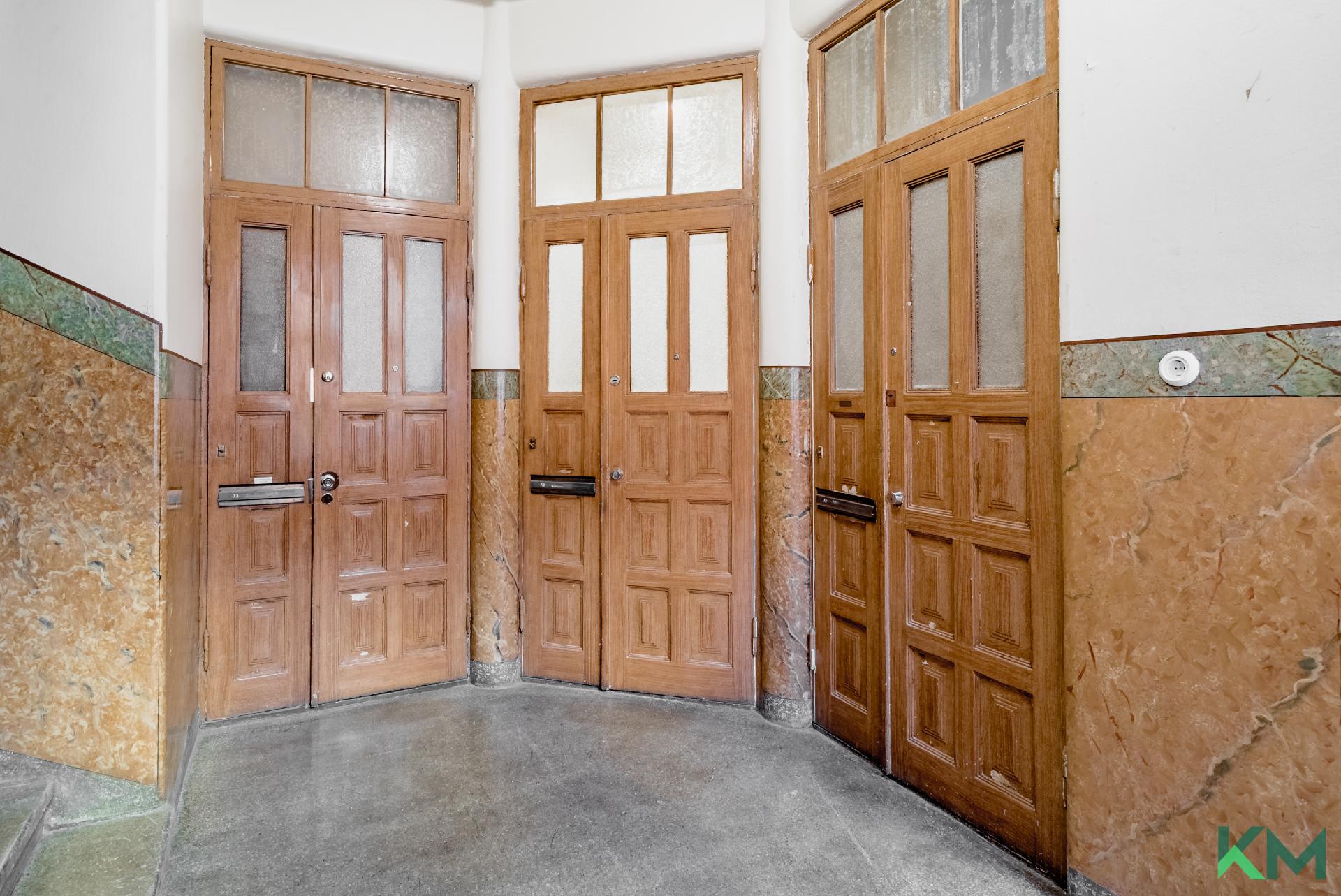 Upeasti entisöidyt ulko-ovet