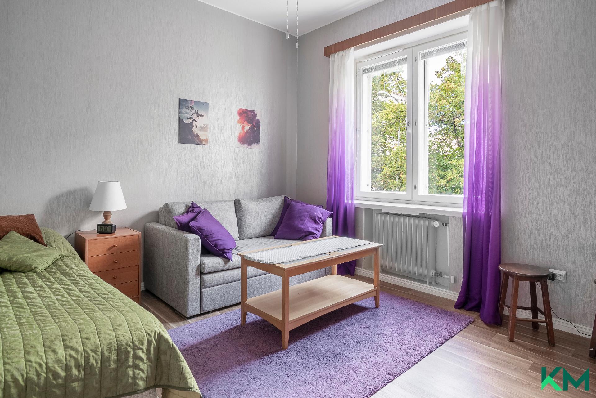Olohuone keittiön suunnalta
