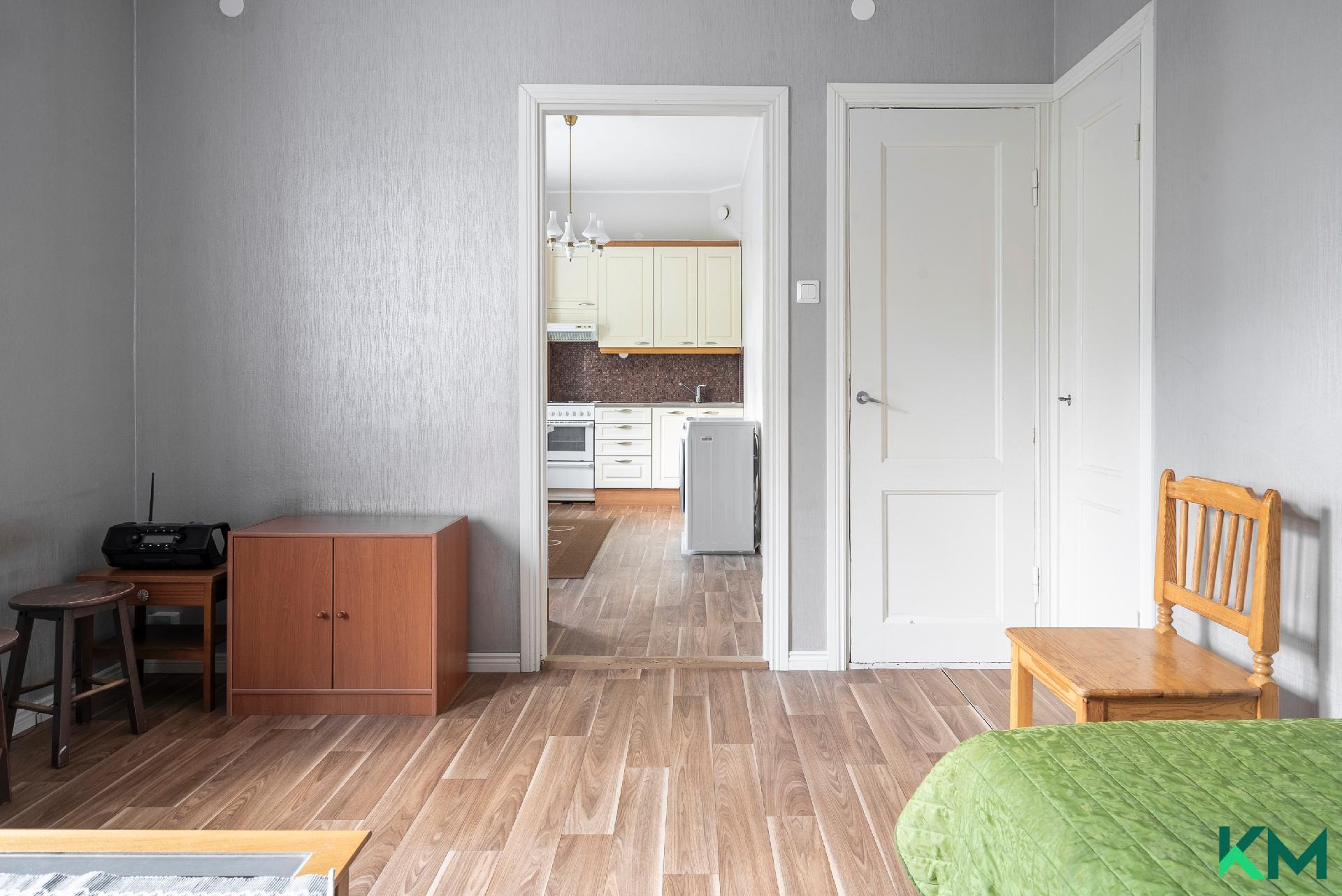 Olohuoneesta keittiöön päin, oikealla vaatehuone