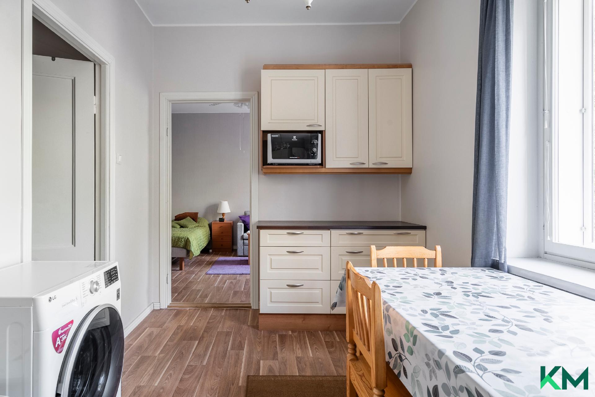 Avokeittiössä hyvin tilaa myös ruokapöydälle ja lisätilaa kaapistoissa