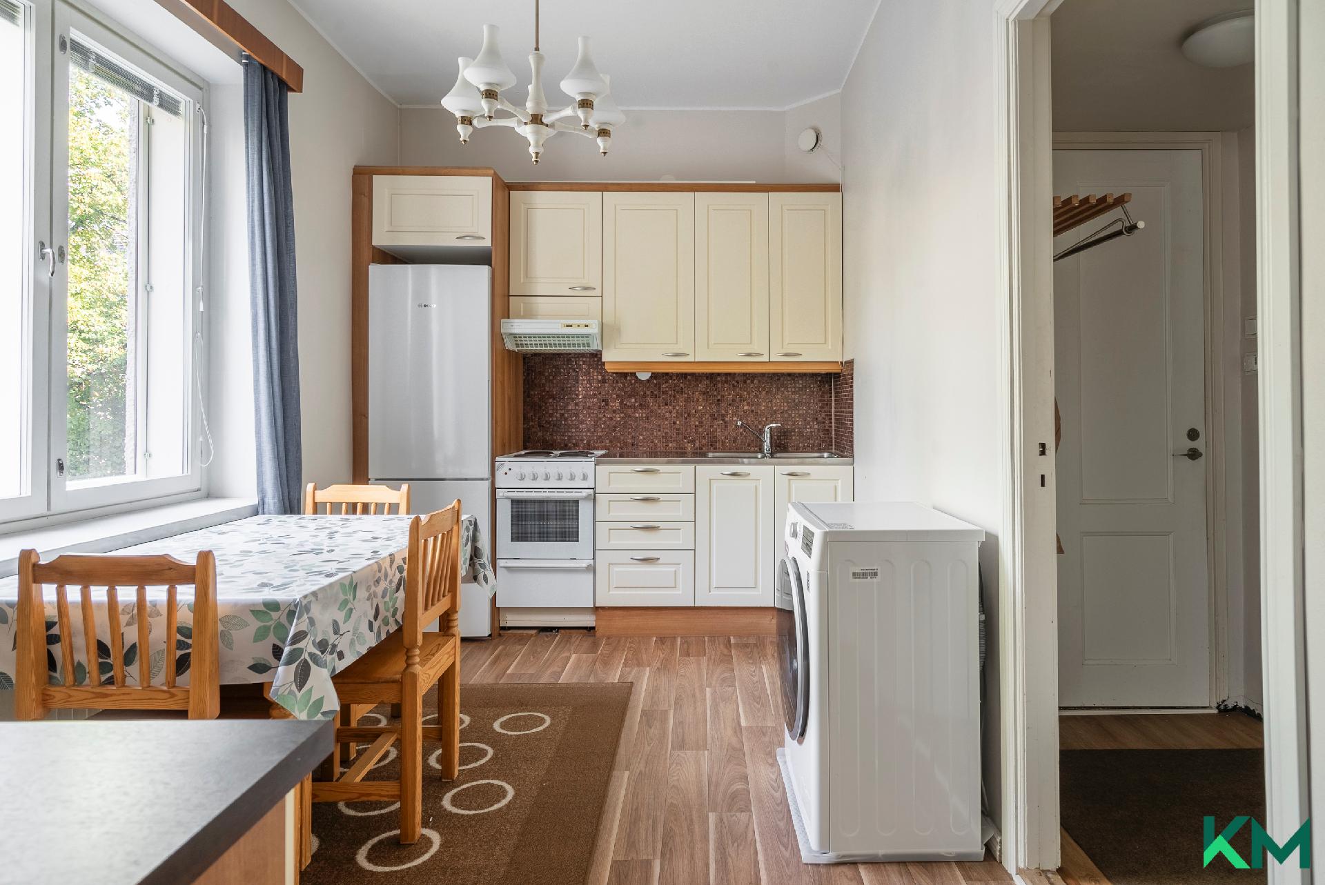 Avokeittiössä isot ikkunat ja hyvin tilaa myös ruokapöydälle