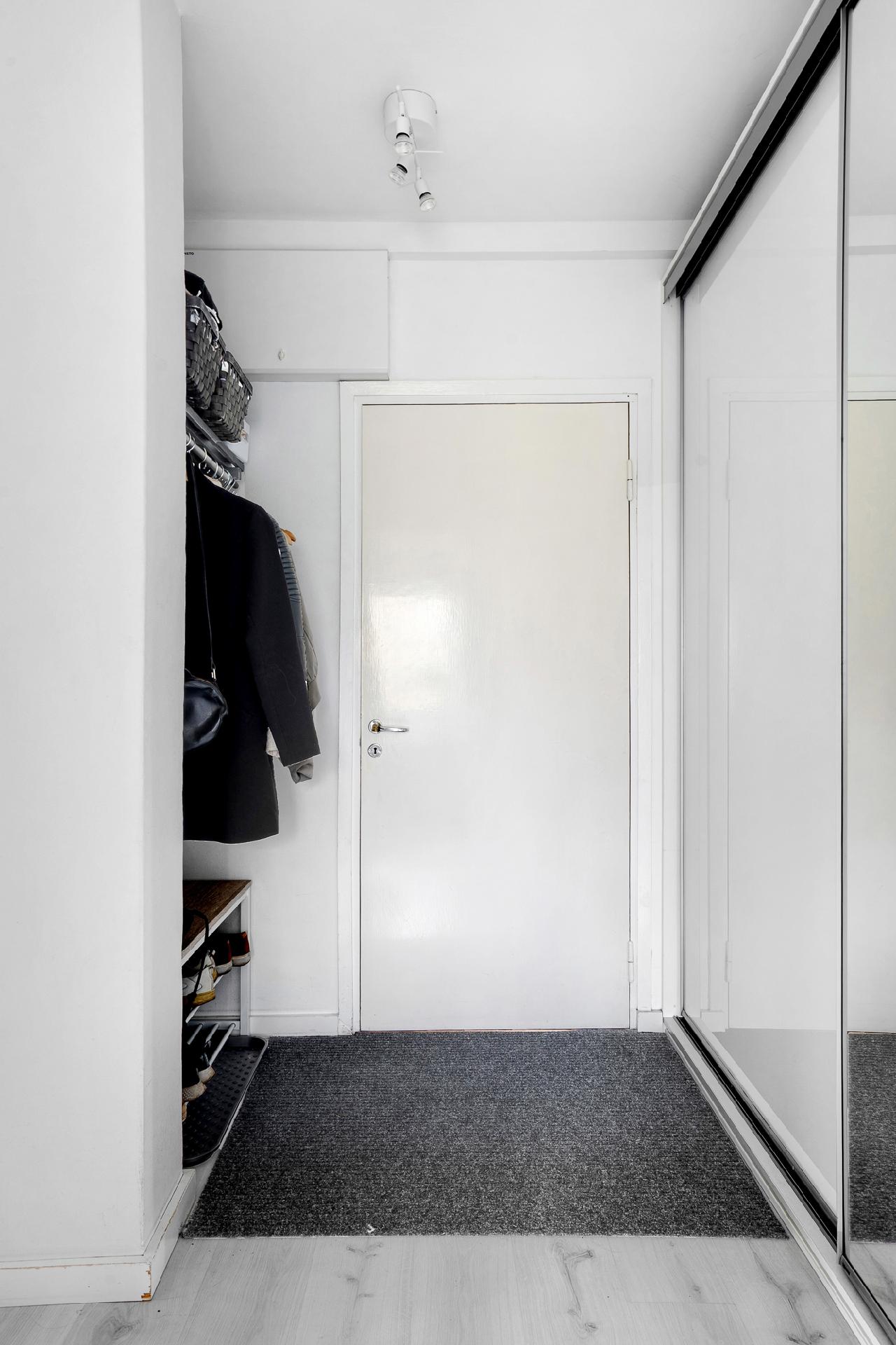 Eteisessä isot liukuovi kaapistot