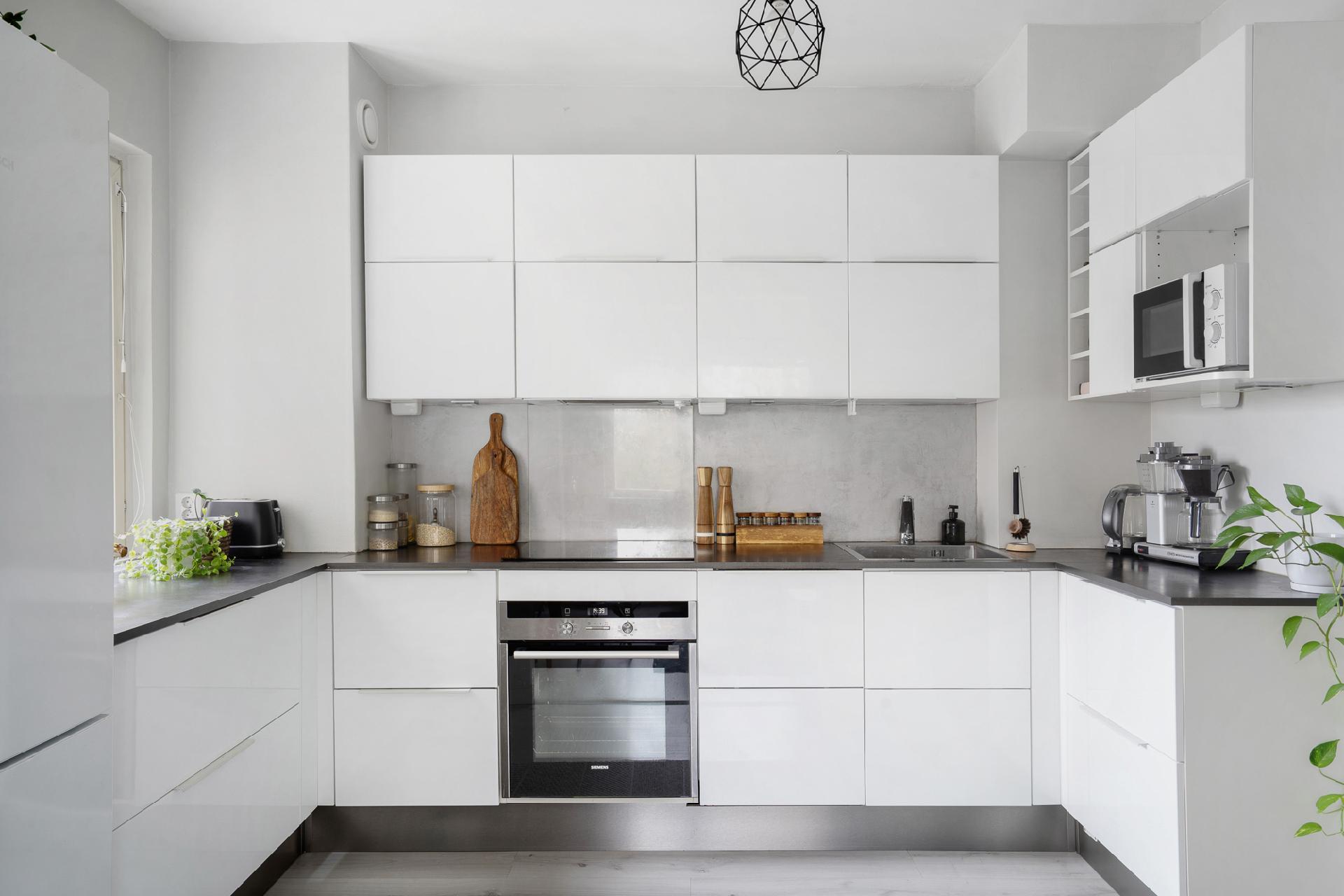 Keittiössä kokkaajalle kivasti tilaa