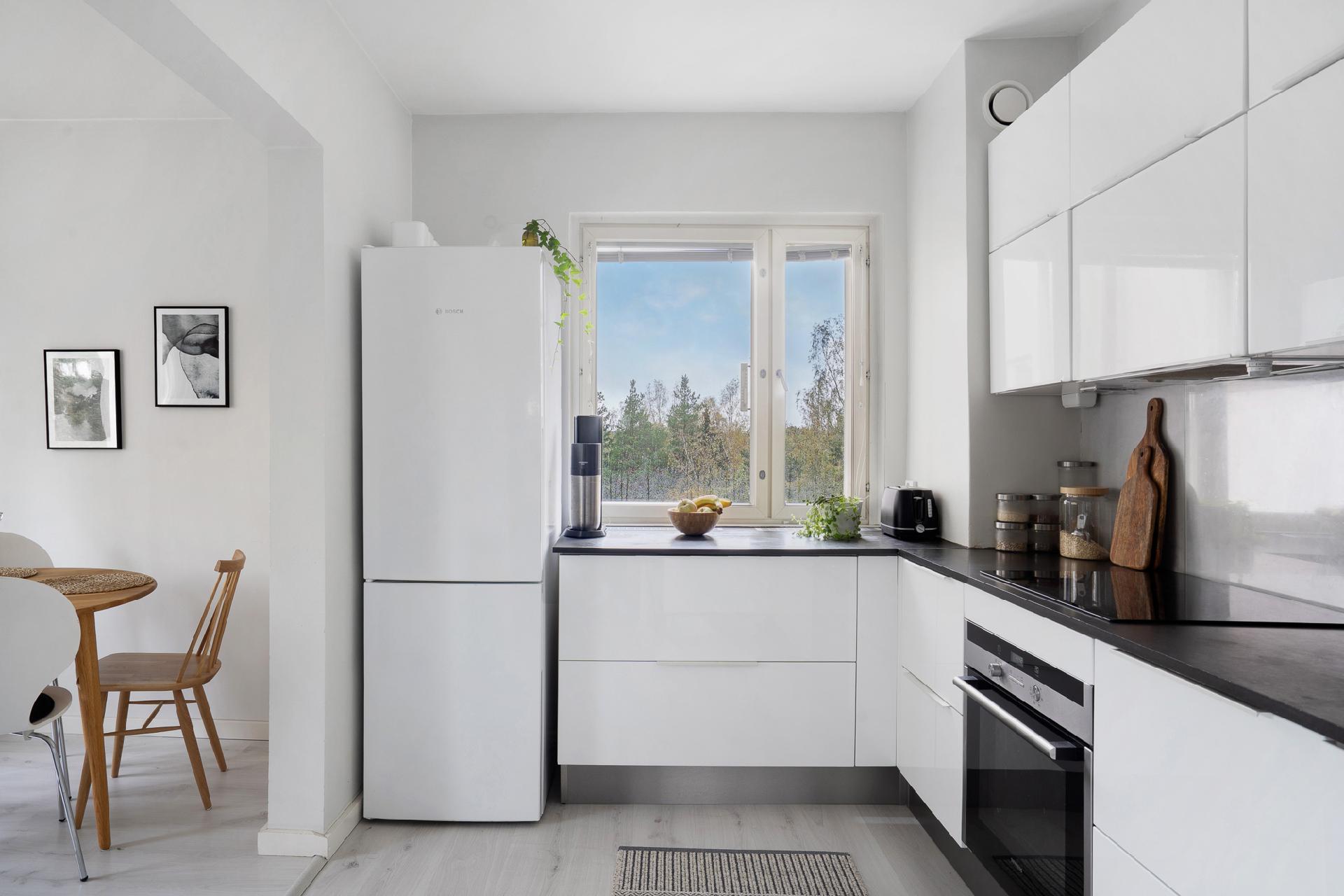 Keittiö on avattu olohuoneeseen, mikä lisää paljon avaruutta