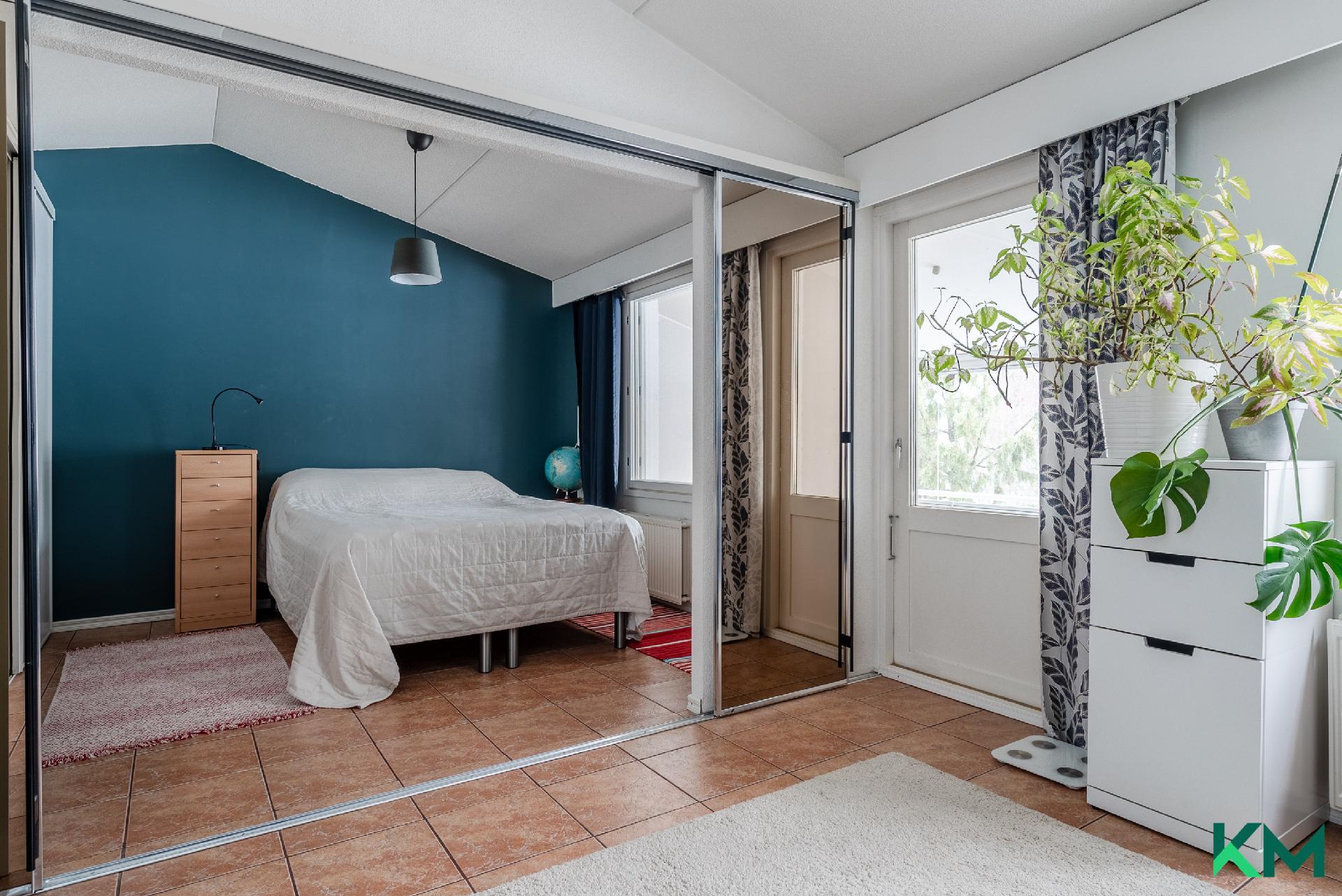 Yläkerran kaksi makuuhuonetta voi erottaa liukuovilla.