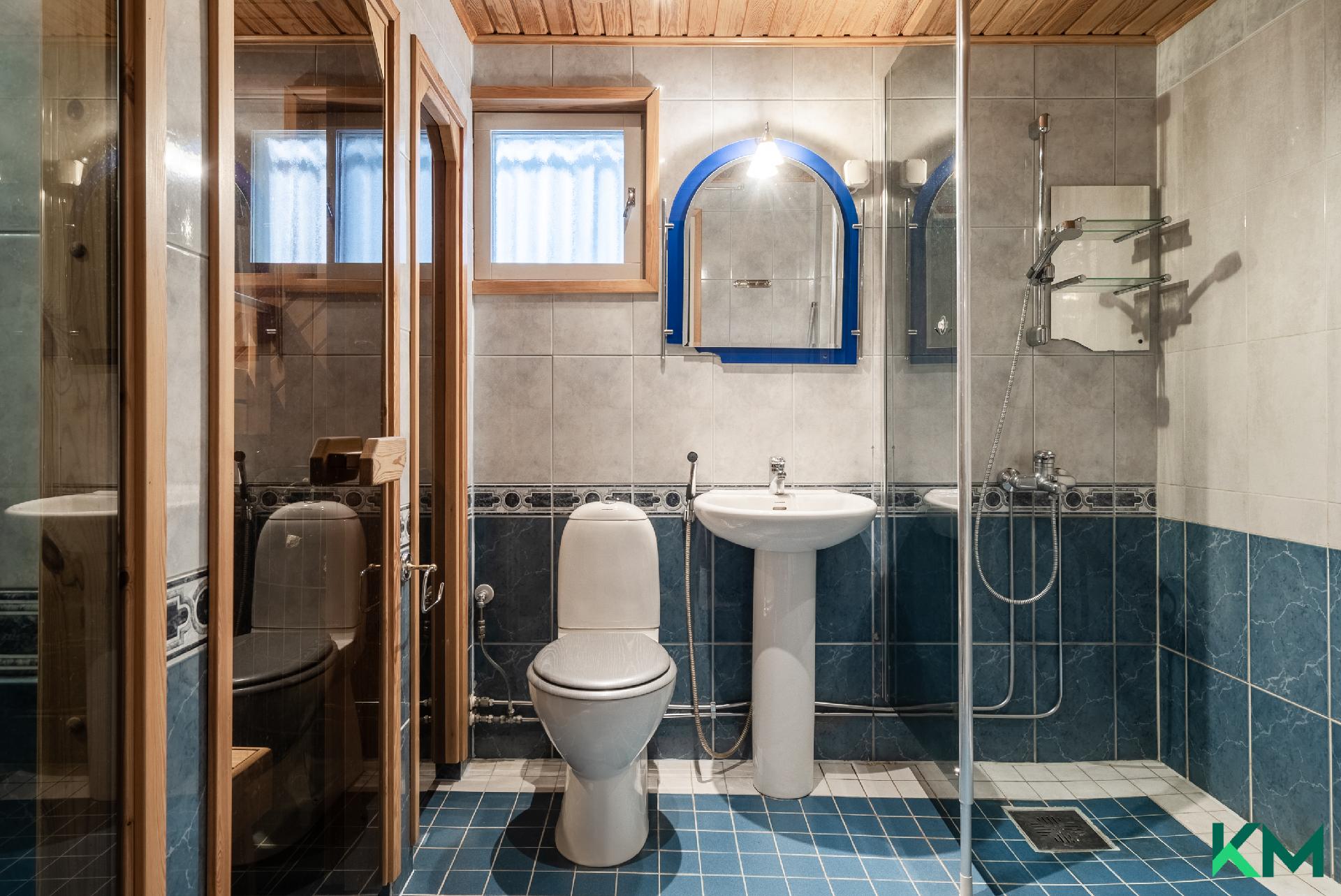 Sisääntulokerroksessa on kylpyhuone ja sauna.