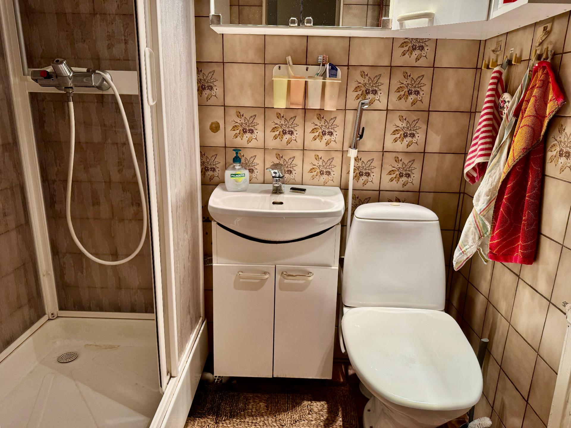 Vessassa suihkukaappi