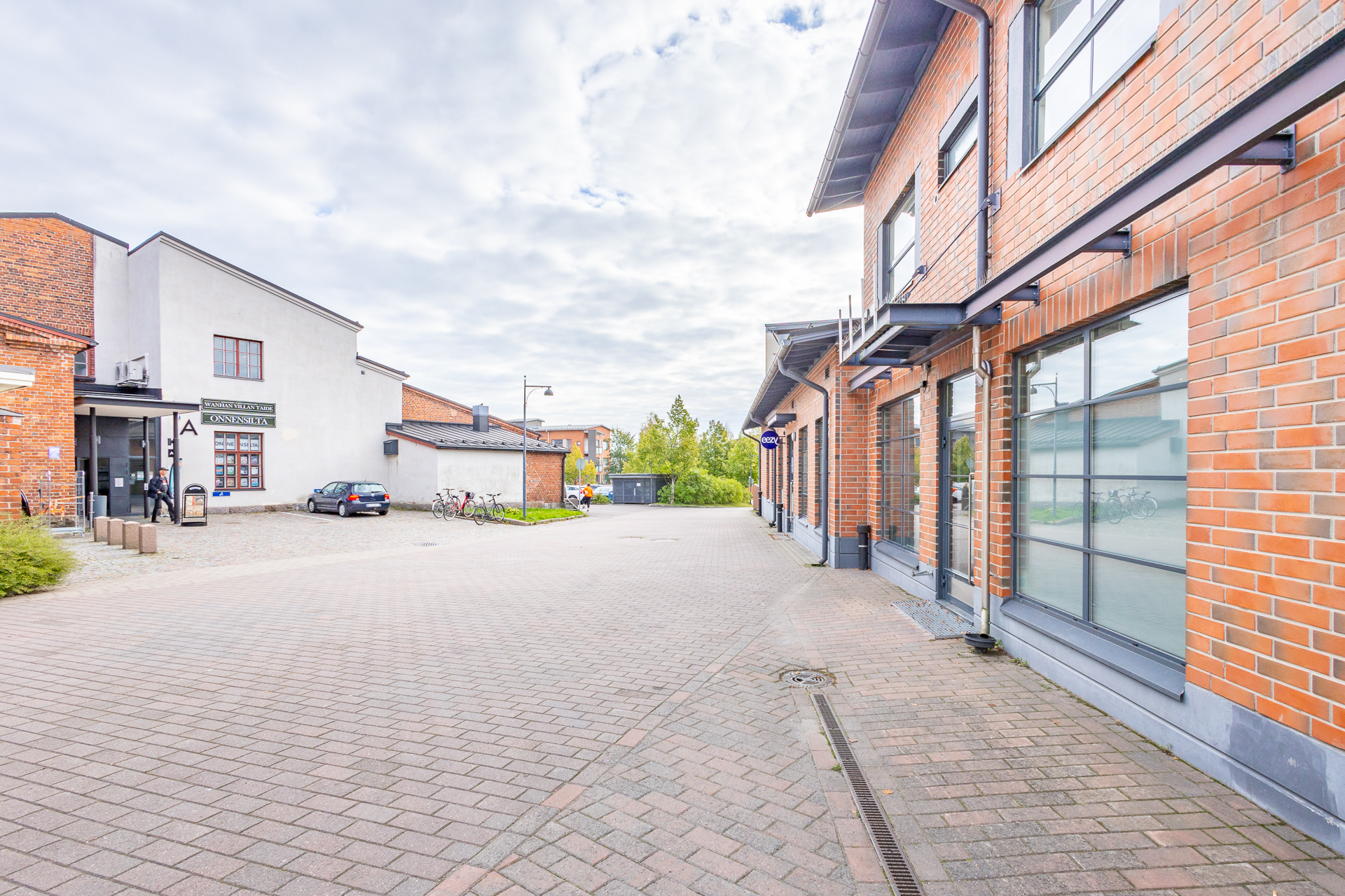 vastapäätä Villatehdasta