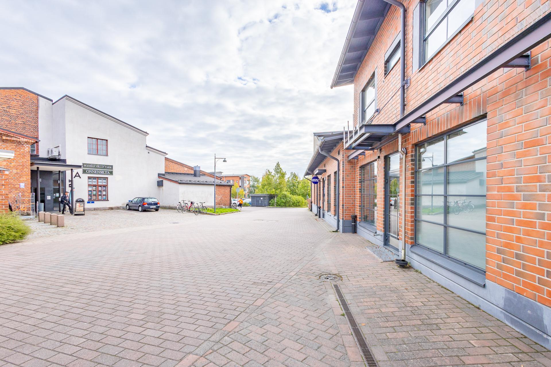 vastapäätä Villatehdasta