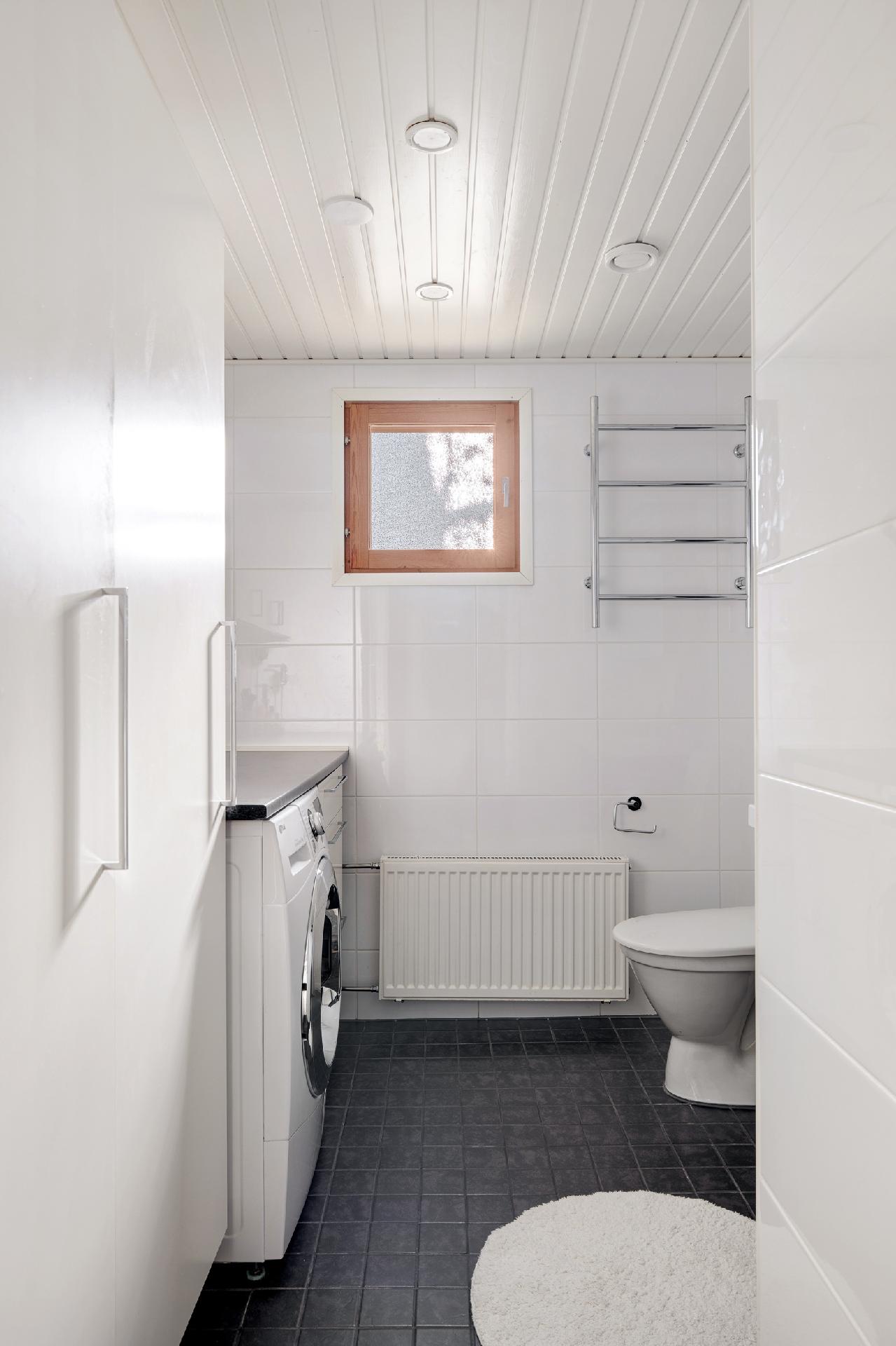 Erillinen wc ja kodinhoitotila