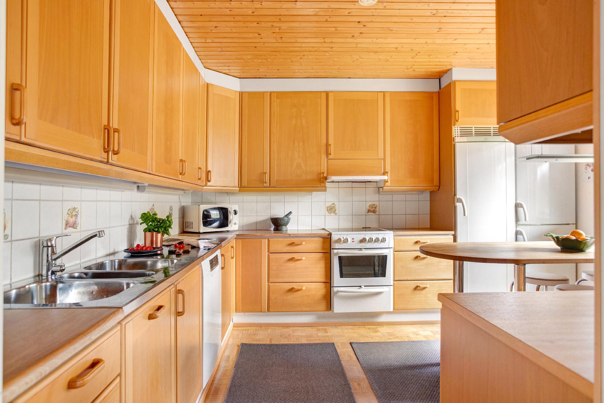 Keittiössä kelpaa kokkailla, työ- ja säilytystilaa riittää.