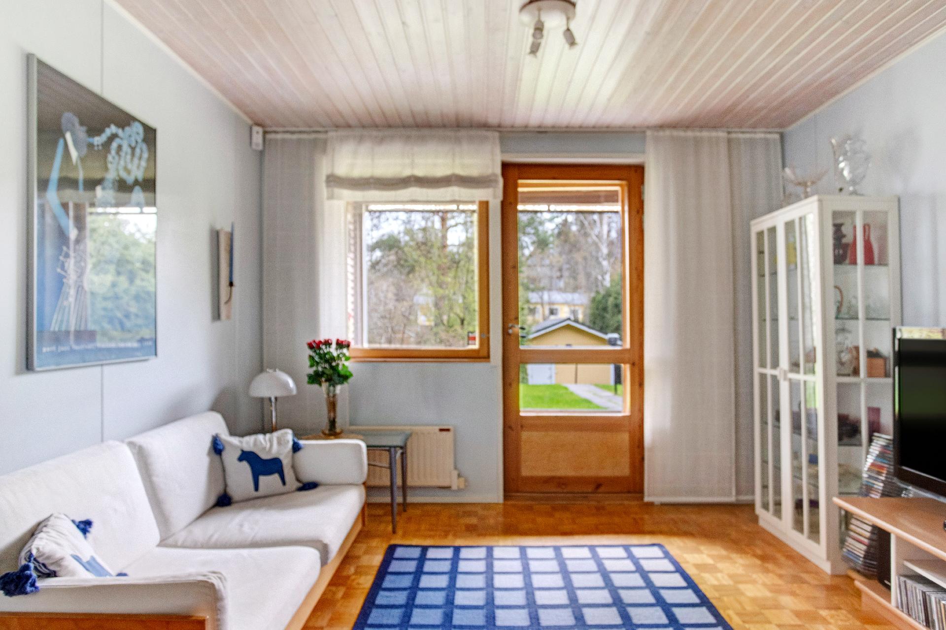 Oleskelutilasta on käynti puutarhaan ja autotalliin.