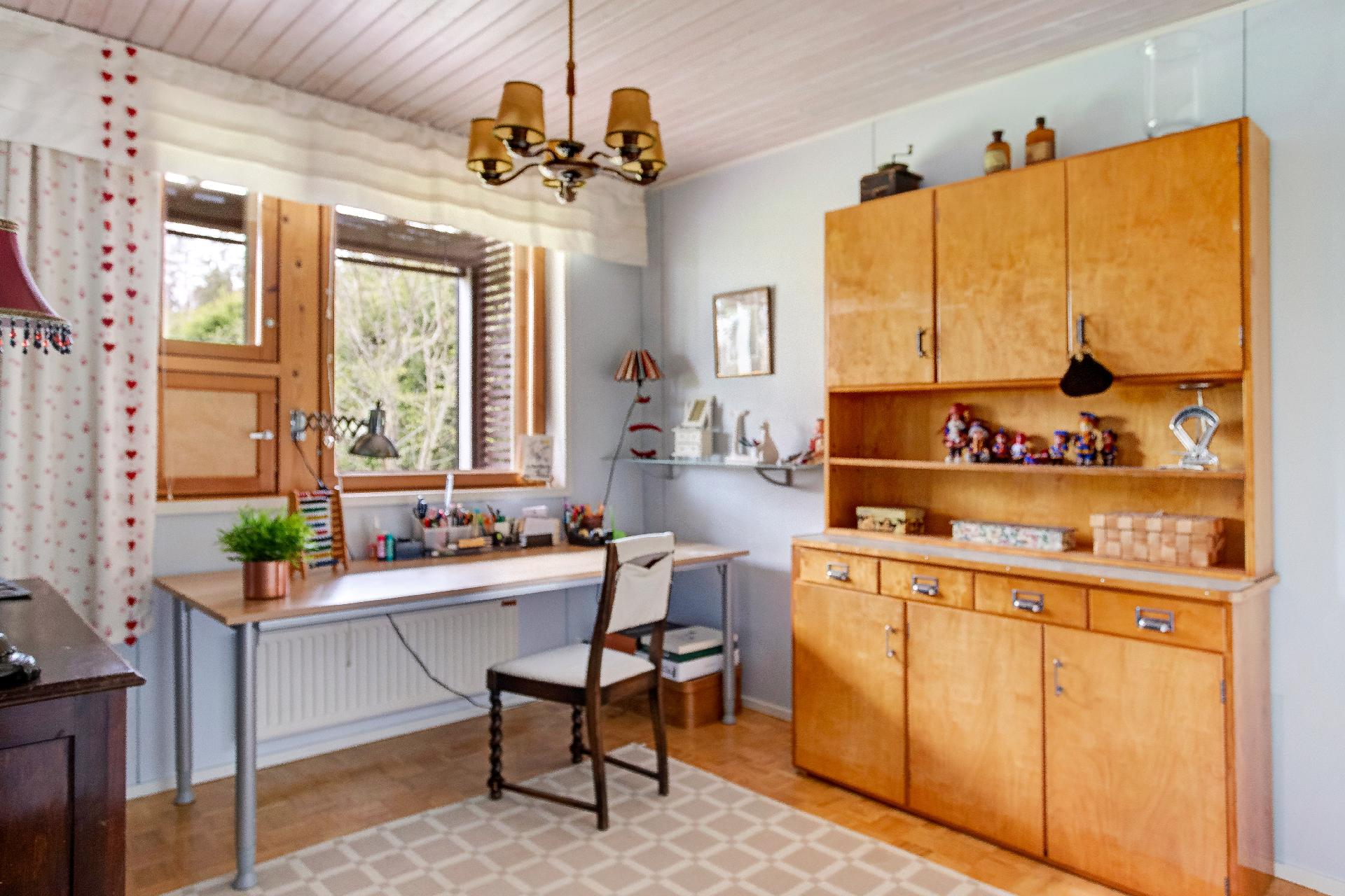 Kellarikerroksen makuuhuone.