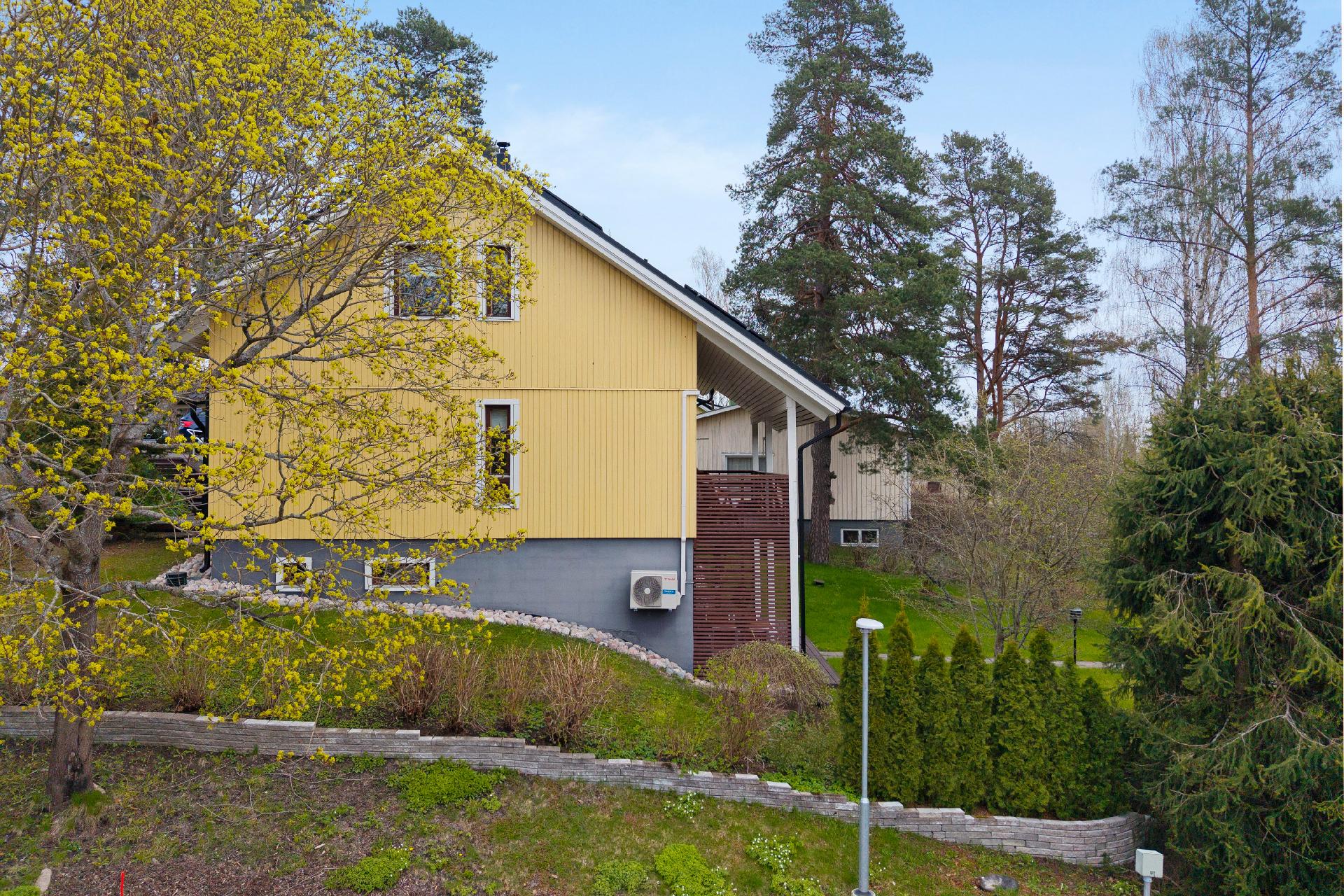 Ilmanlämpöpumppu viilentää kesän helteillä.