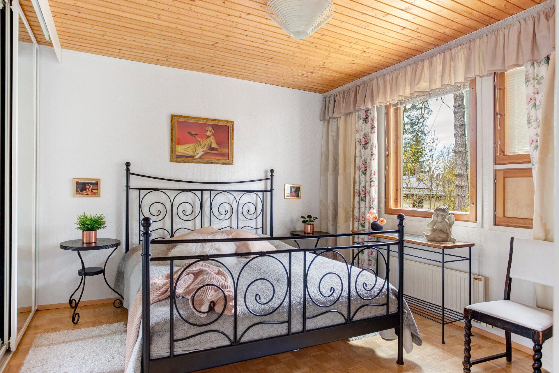 Päämakuuhuone on ensimmäisessä kerroksessa.