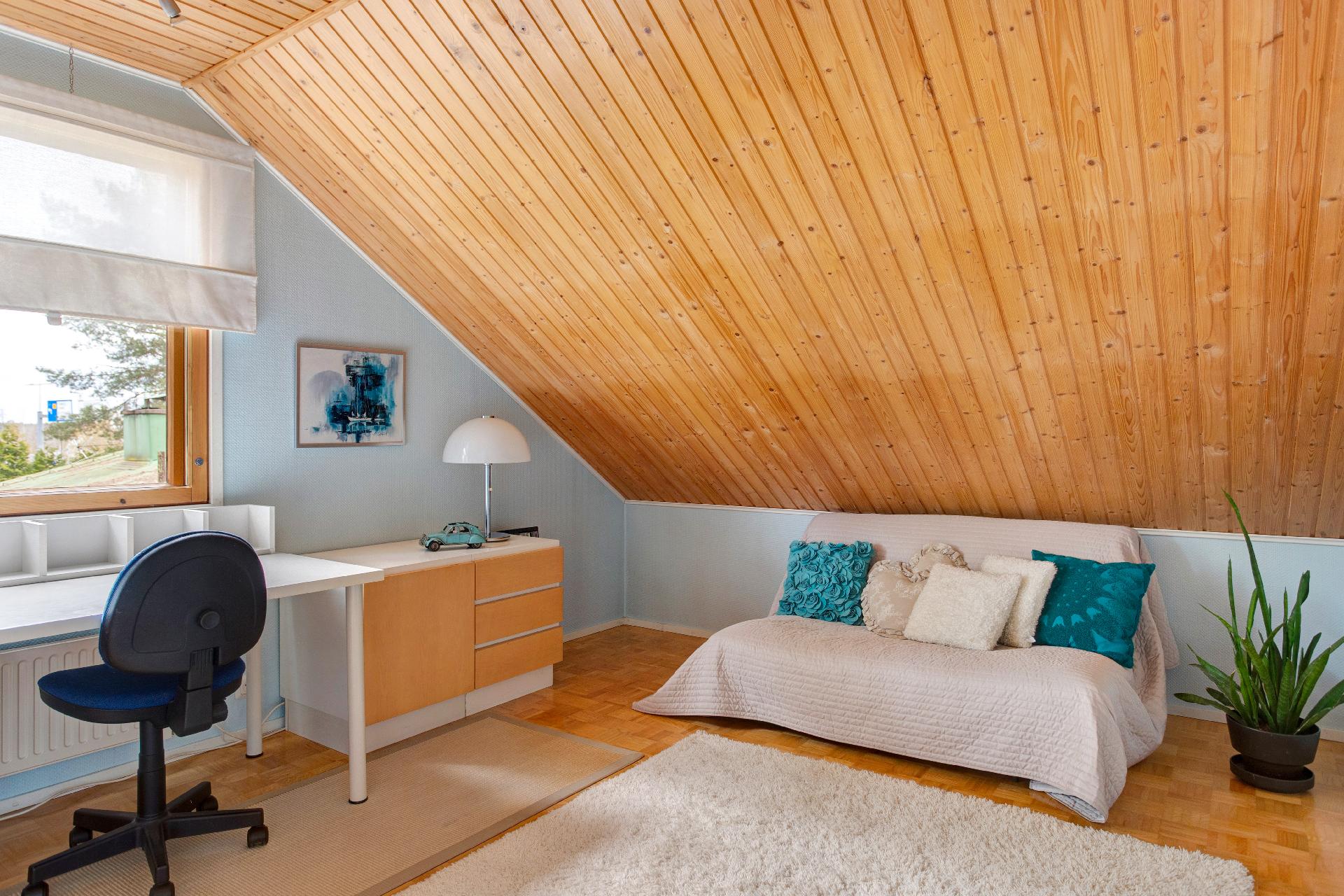 Yläkerran makuuhuoneen saa tarvittaessa jaettua kahteen tilaan.