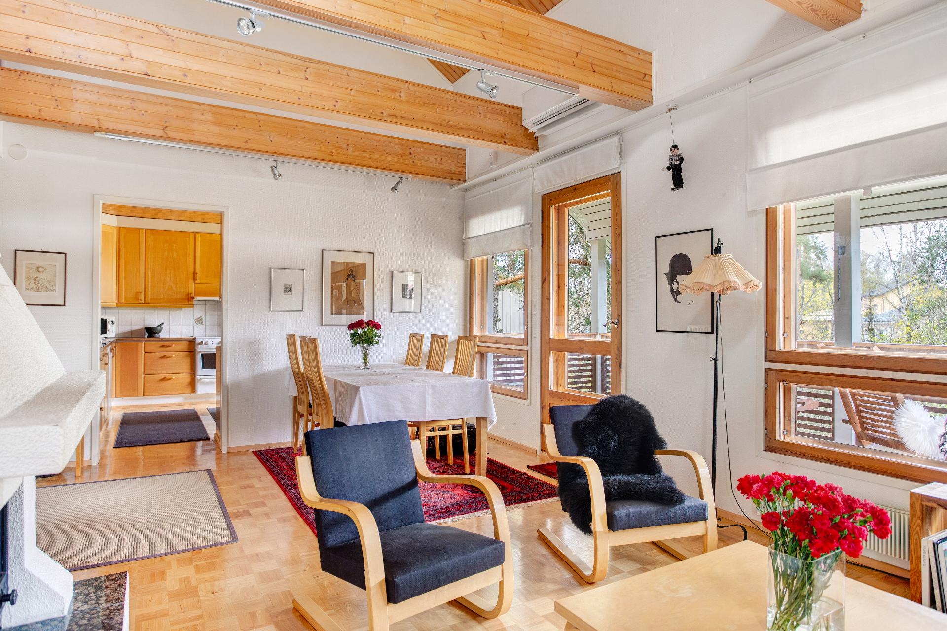 Korkea katto tuo valoa ja avaruutta.