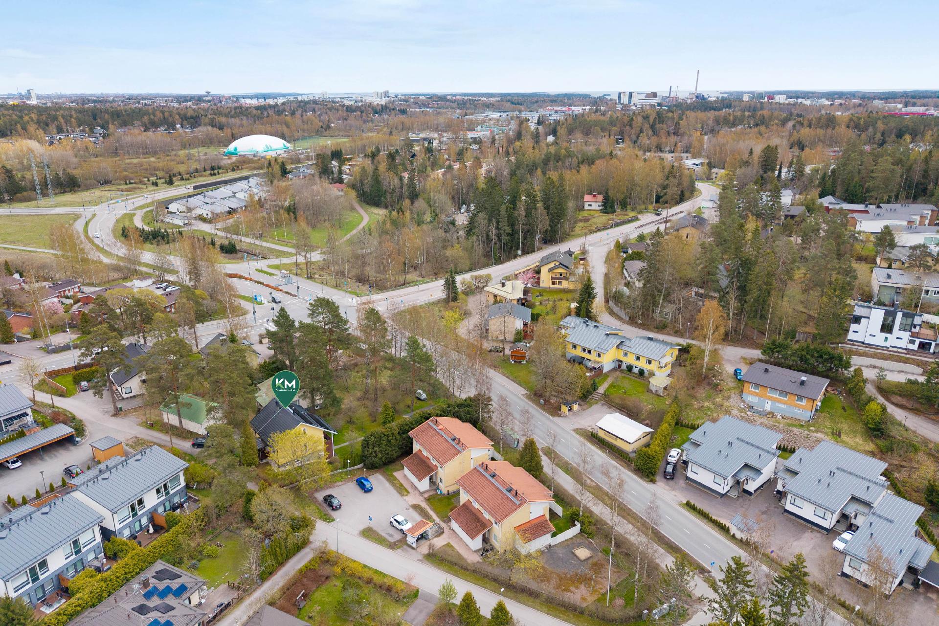 Vasemmalta Finnoontien kautta Puolarkujalle ja oikealla Pisantien puoleinen pihaan ajo.