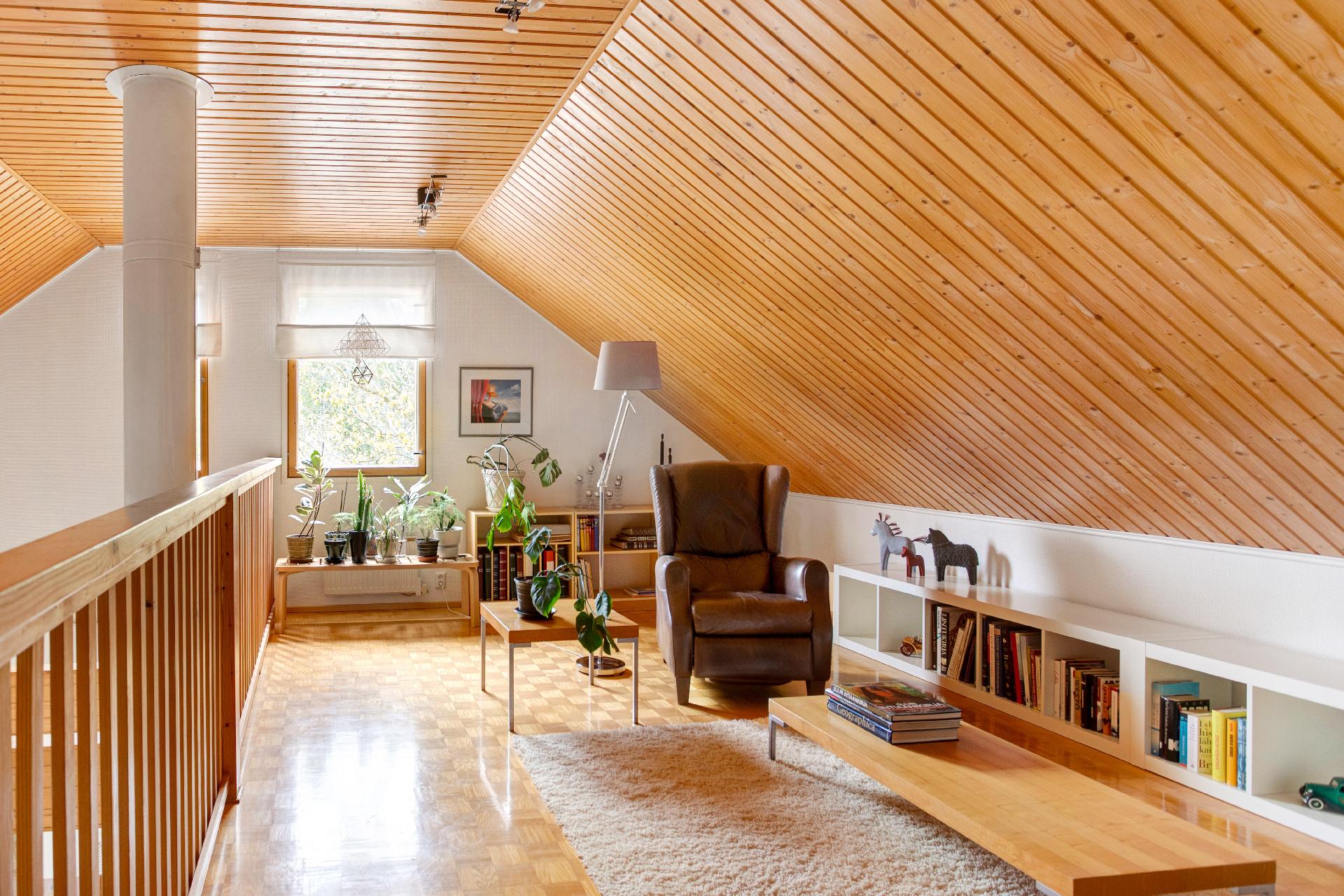 Yläkerran oleskeluparvella viihtyy varmasti koko perhe.