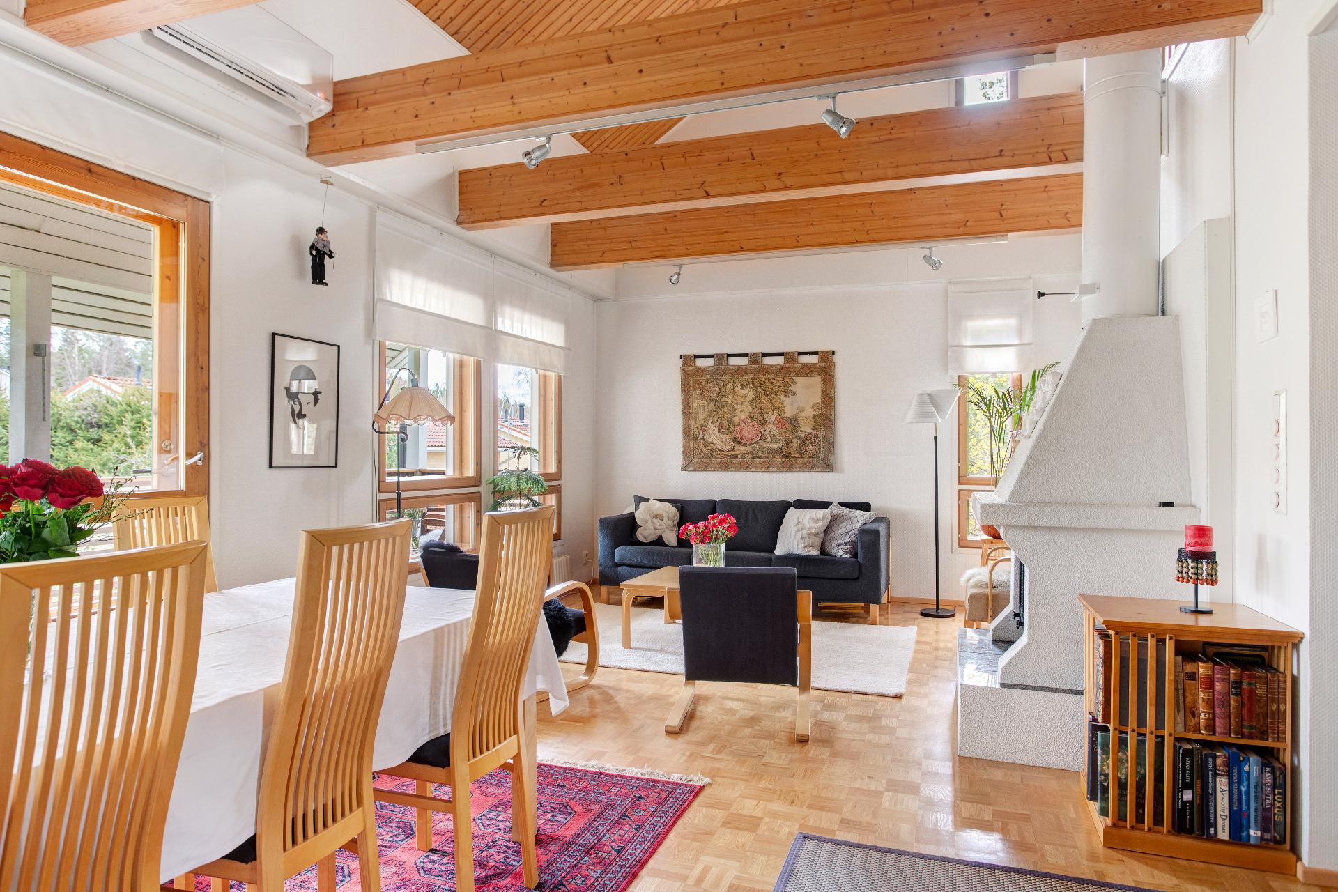 Takka lämmittää mukavasti kylminä iltoina.