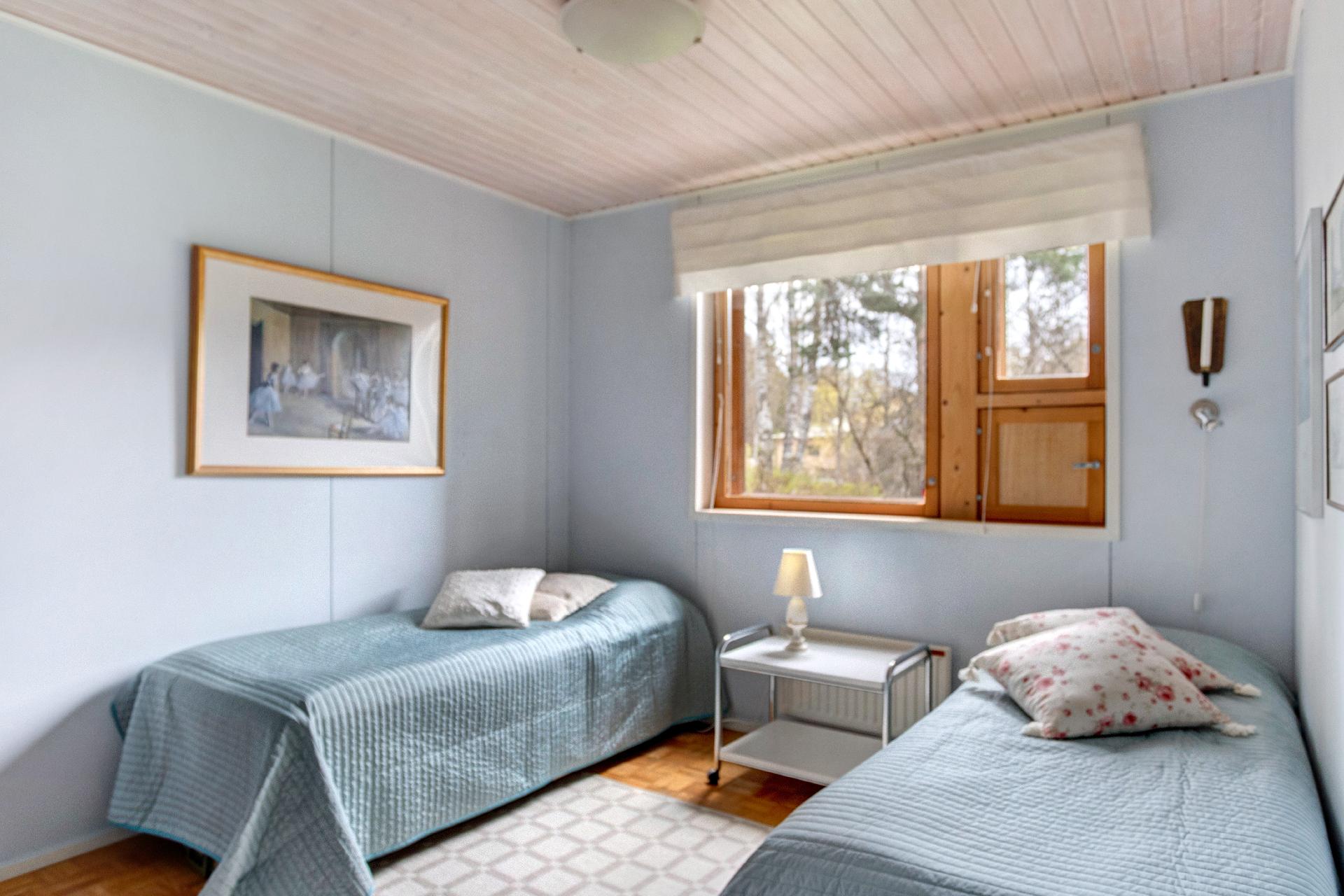 Ja varastohuone, joka on makuuhuone käytössä.