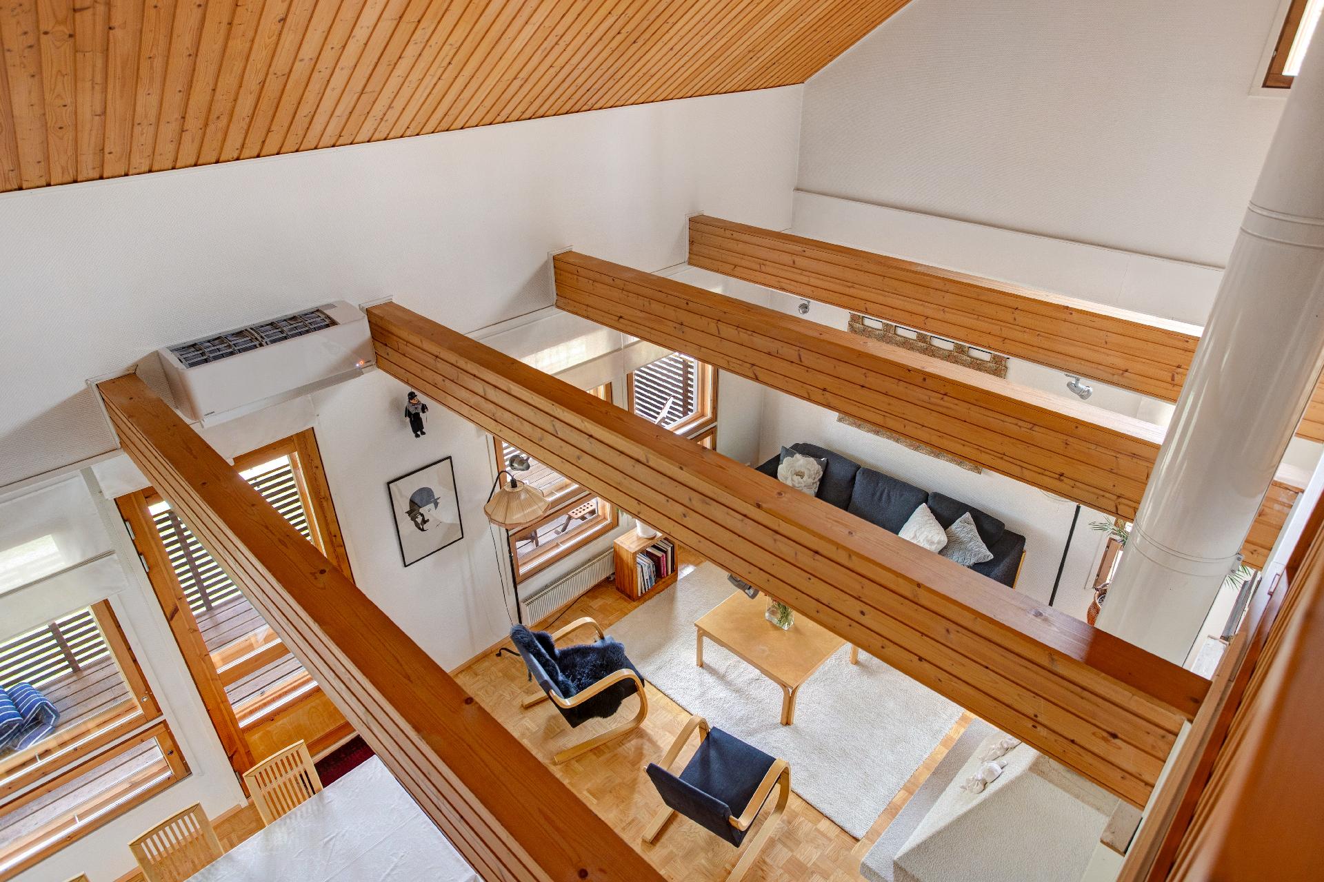 Korkean katon tuomaa avaruutta ja valoa.