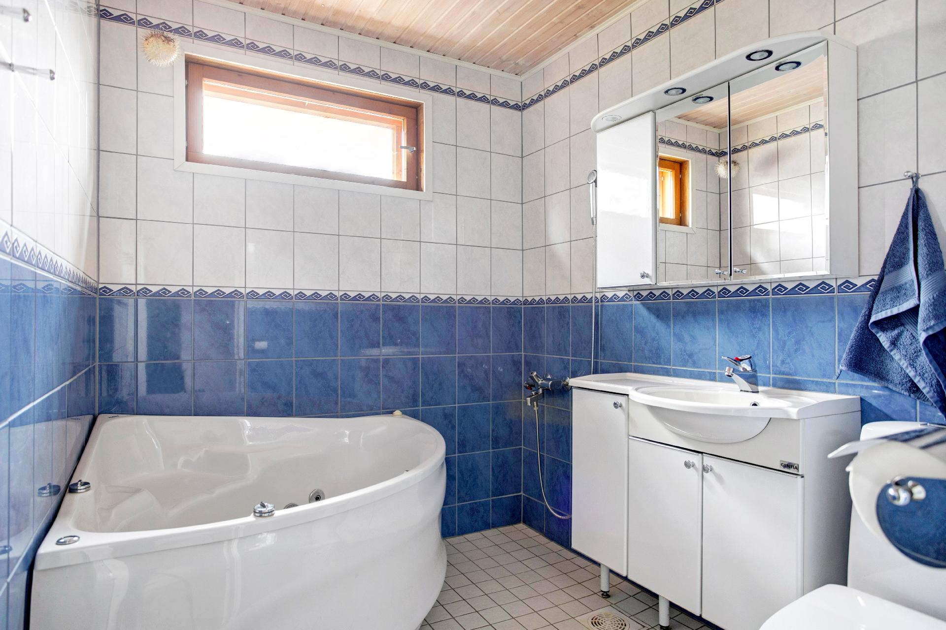 Ekan kerroksen kylpyhuone on kätevästi vaatehuoneen vieressä.