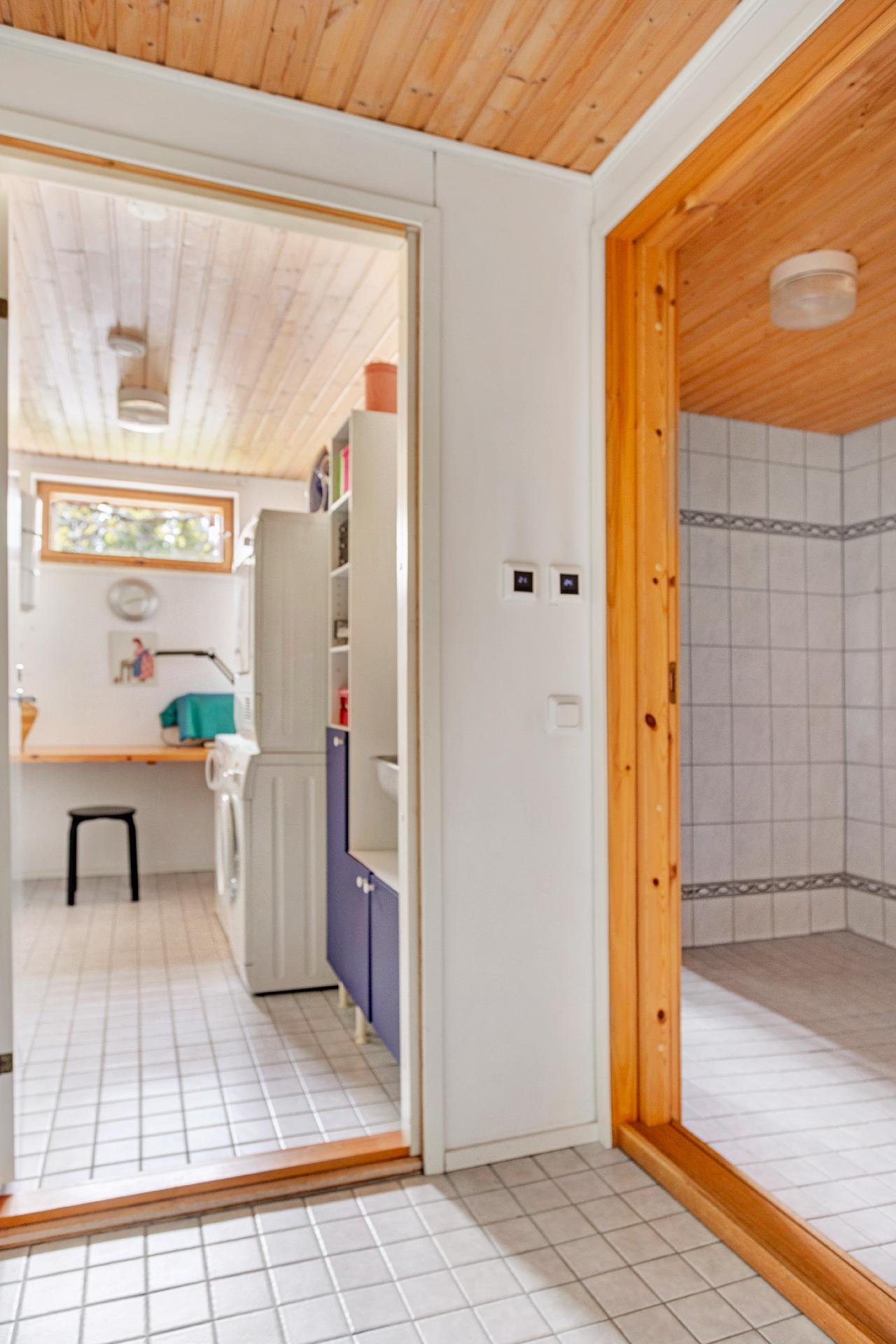 Kodinhoitohuone pesuhuoneen ja saunan yhteydessä toimii hyvin arjessa.