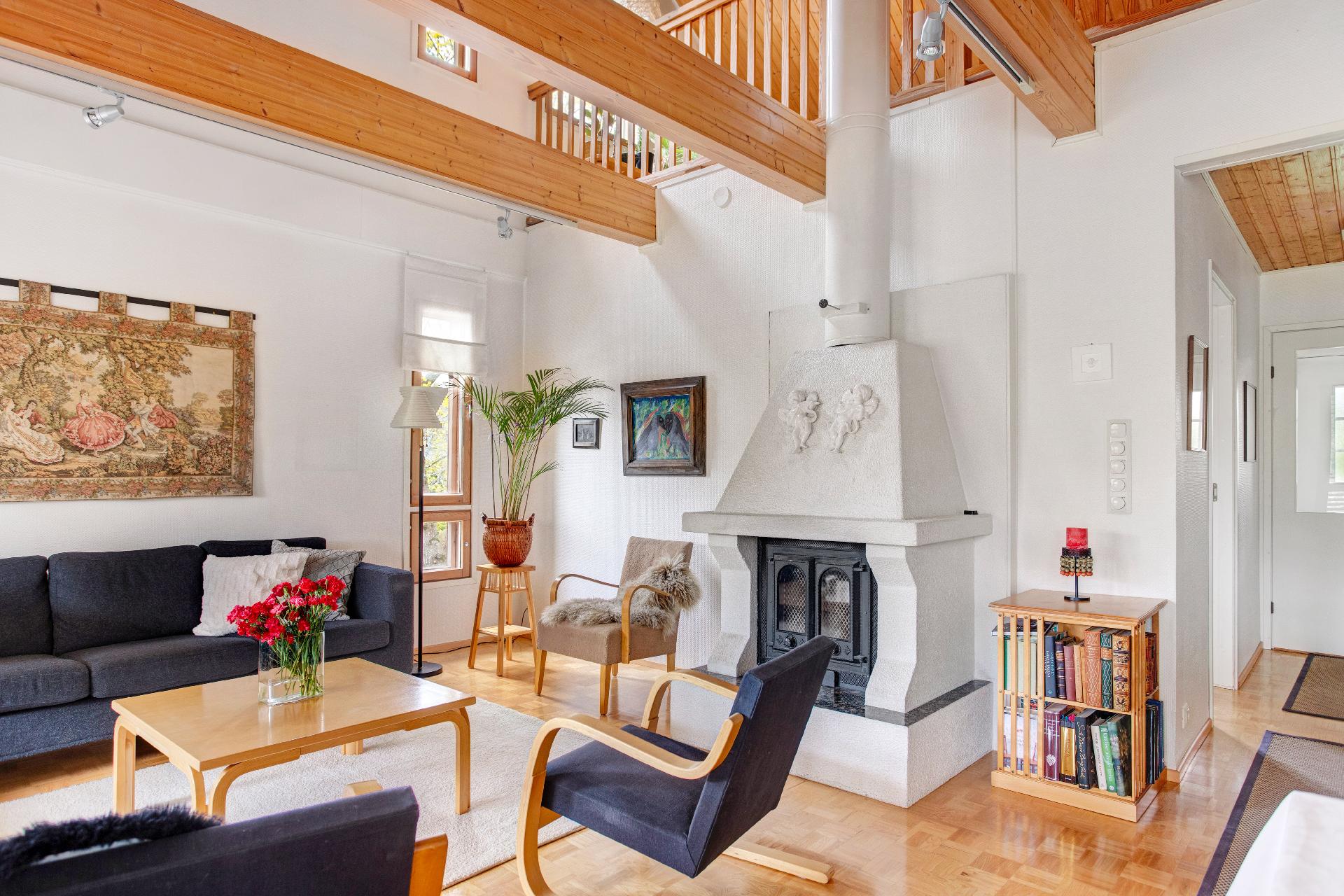 Olohuoneen takkaseinän takana on makuuhuone.